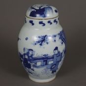 Teedose mit blauer Malerei im Kangxi-Stil - China, Porzellan mit Landschaftsdekor und Figurenstaffa