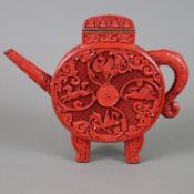Schnitzlack-Teekanne - China, ausgehende Qing-Dynastie, nach 1900, Außenwandung mit rotem Schnitzla