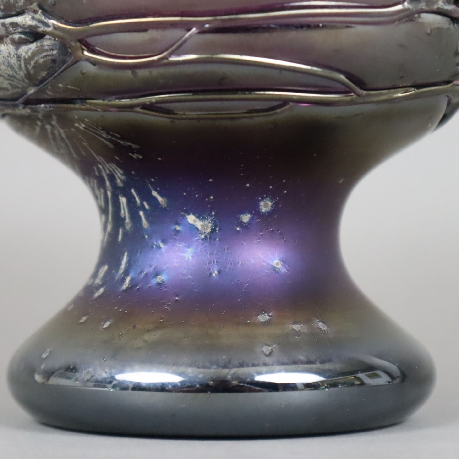 Jugendstil-Vase - Freiherr von Poschinger, dickwandiges irisierendes Glas mit Ätzdekor und Fadenauf - Bild 4 aus 6