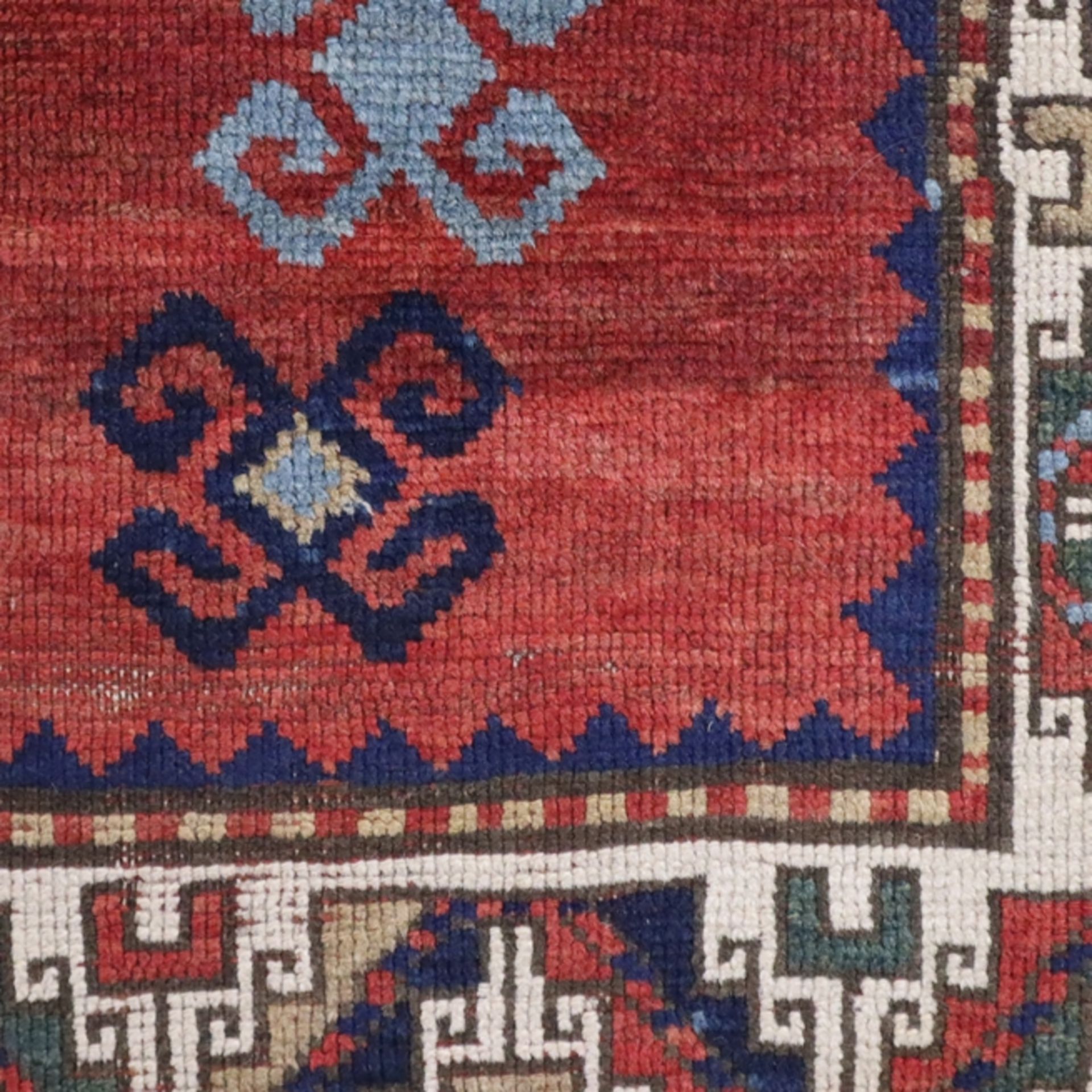 Kazak - Kaukasus, Wolle, rotgrundig, mit 3 ligierten Rauten, geometrischer Dekor, Mehrfachborte, ca - Bild 9 aus 12
