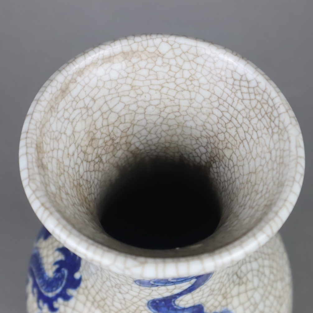 Balustervase - China, gräuliche „Guan“-Glasur mit ausgeprägtem Craquelé, schauseitig fünfklauiger D - Image 4 of 6