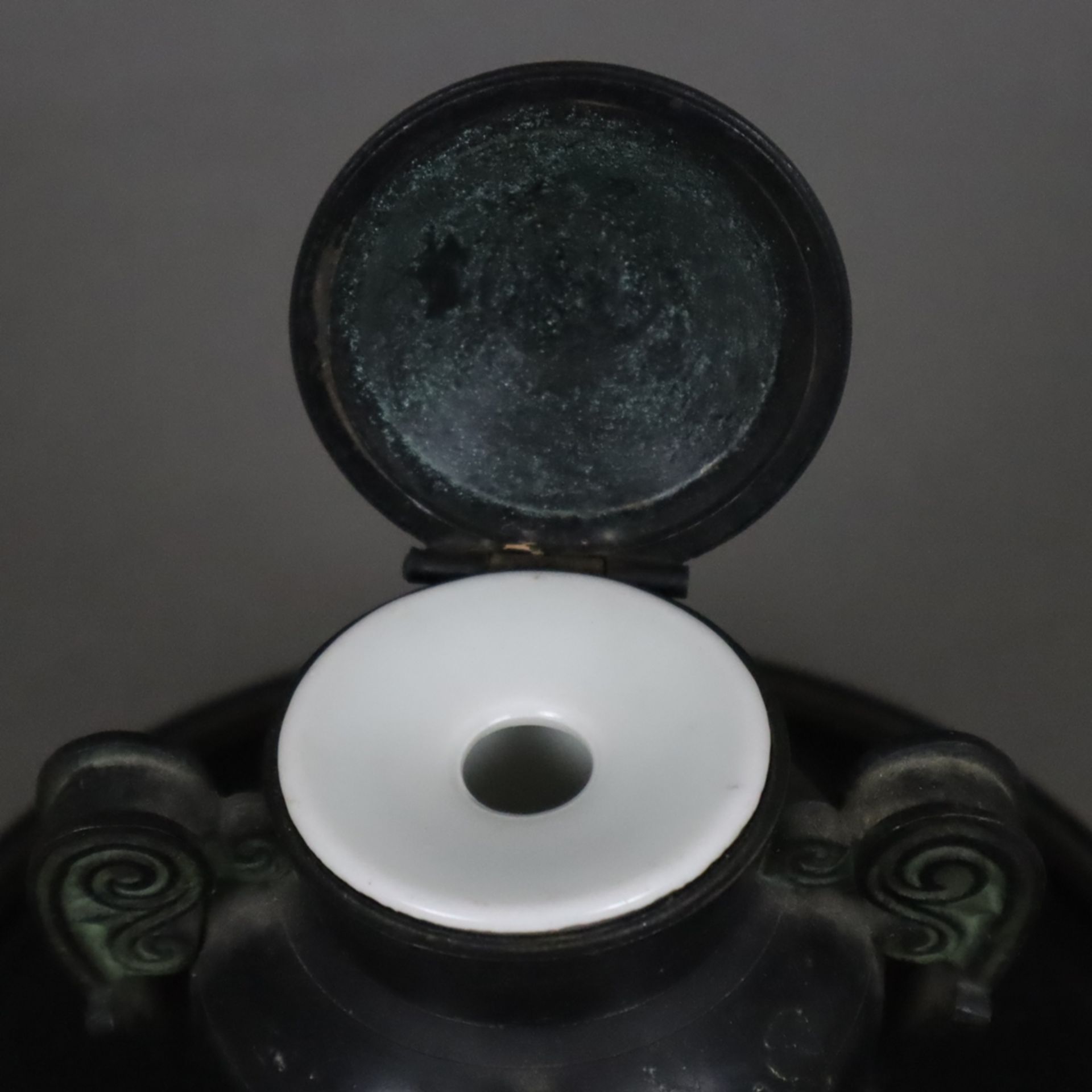 Historismus-Tintenfass - 19.Jh., Bronze, schwarz und grün patiniert, Porzellaneinsatz, auf rundem f - Bild 2 aus 5