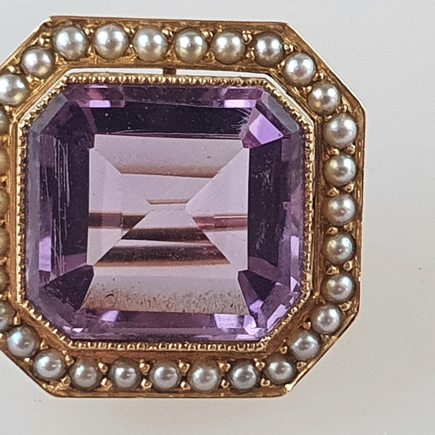 Kleine Amethyst-Brosche - um 1900, Handarbeit, 14 Kt-Gelbgoldfassung (585/000) mit durchbrochen gea - Image 2 of 4