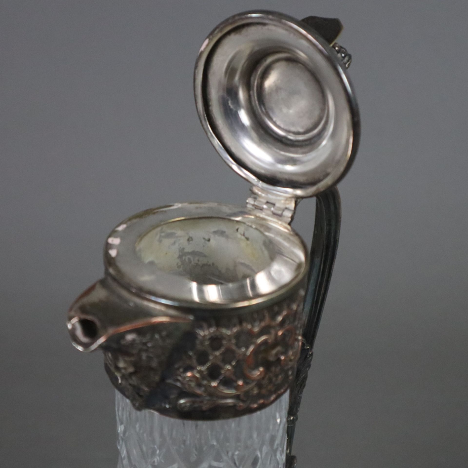 Glaskaraffe mit Metallmontur - um 1900, dickwandiges Kristallglas, Schliffdekor, versilberte Kupfer - Bild 9 aus 10