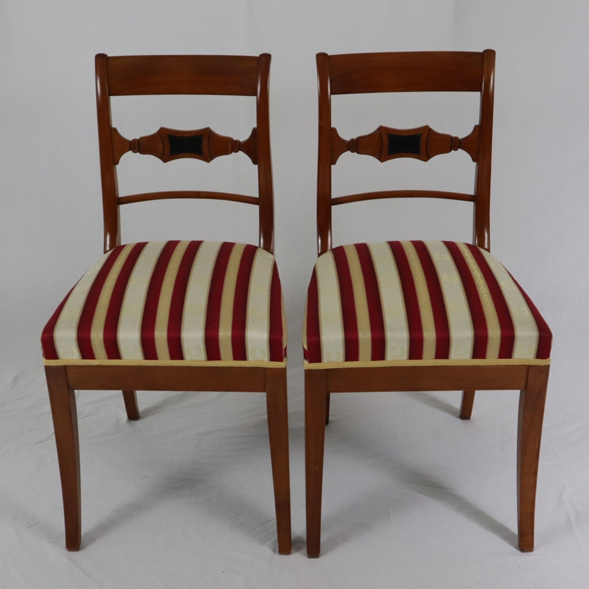Ein Paar Biedermeier-Stühle - 19.Jh., Kirschbaum, Rückenlehnen mit Zierverstrebung, teils ebonisier