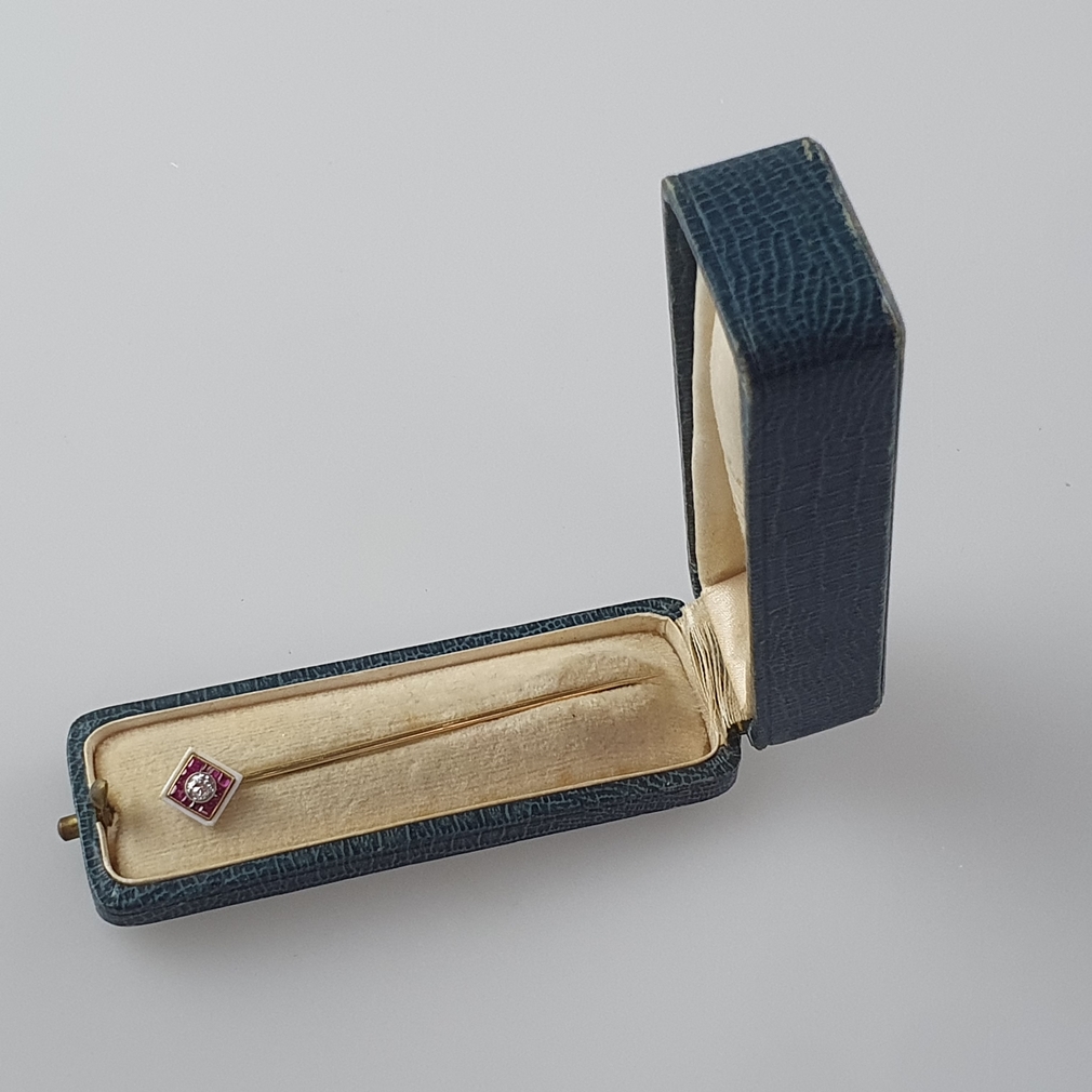 Emaillierte Krawattennadel mit Diamantsolitär - 14 Kt.-Gelbgold (585/000), rautenförmiger Kopf mitt - Image 5 of 6