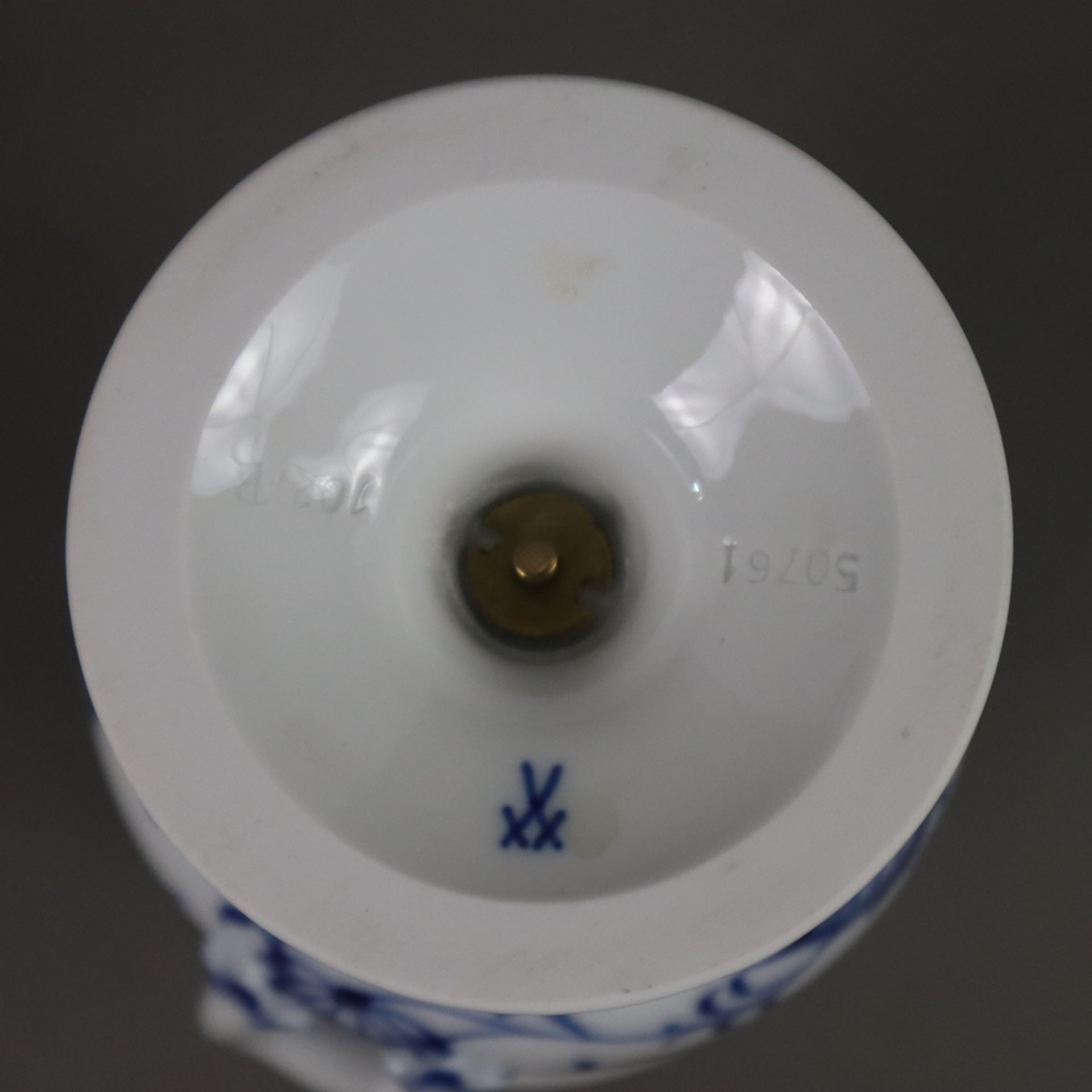 Henkelvase - Meissen, Porzellan, unterglasurblaues Zwiebelmuster, Kelchkraterform mit zwei Henkeln, - Bild 9 aus 9