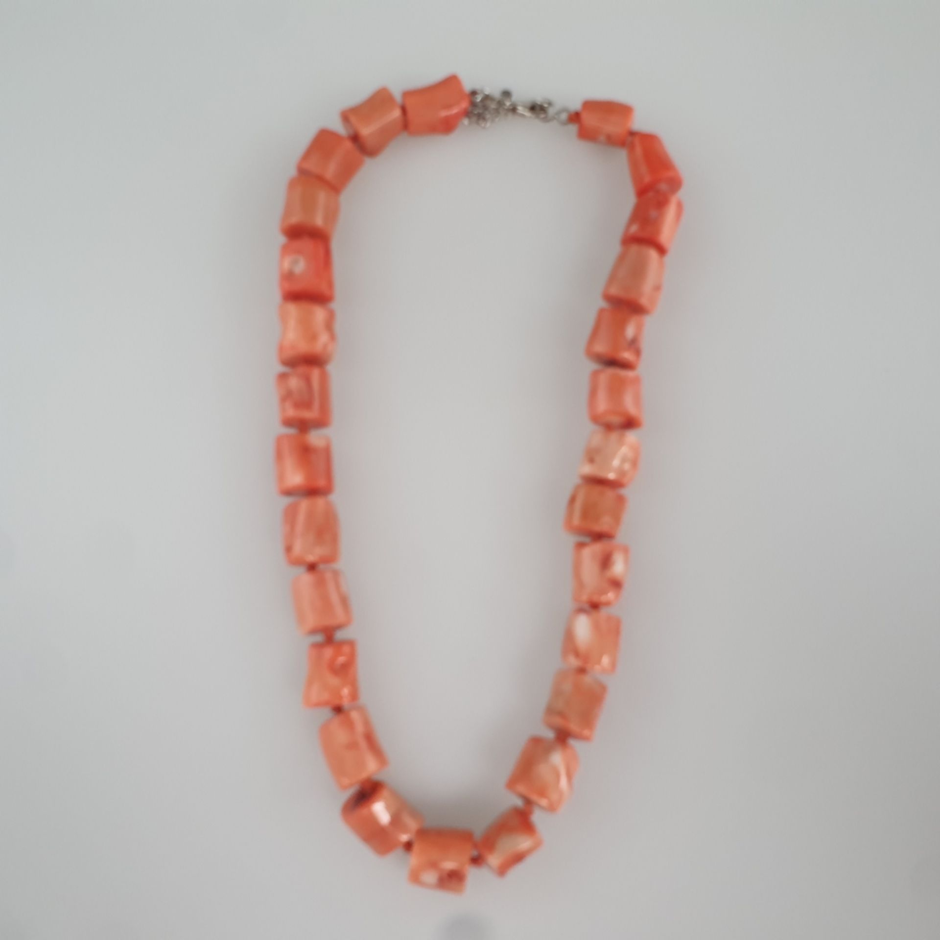Korallenkette - Halskette aus 27 Korallen-Nuggets (L.ca. 13 bis 17 mm), in Einzelknotung, 925er-Sil - Bild 2 aus 5