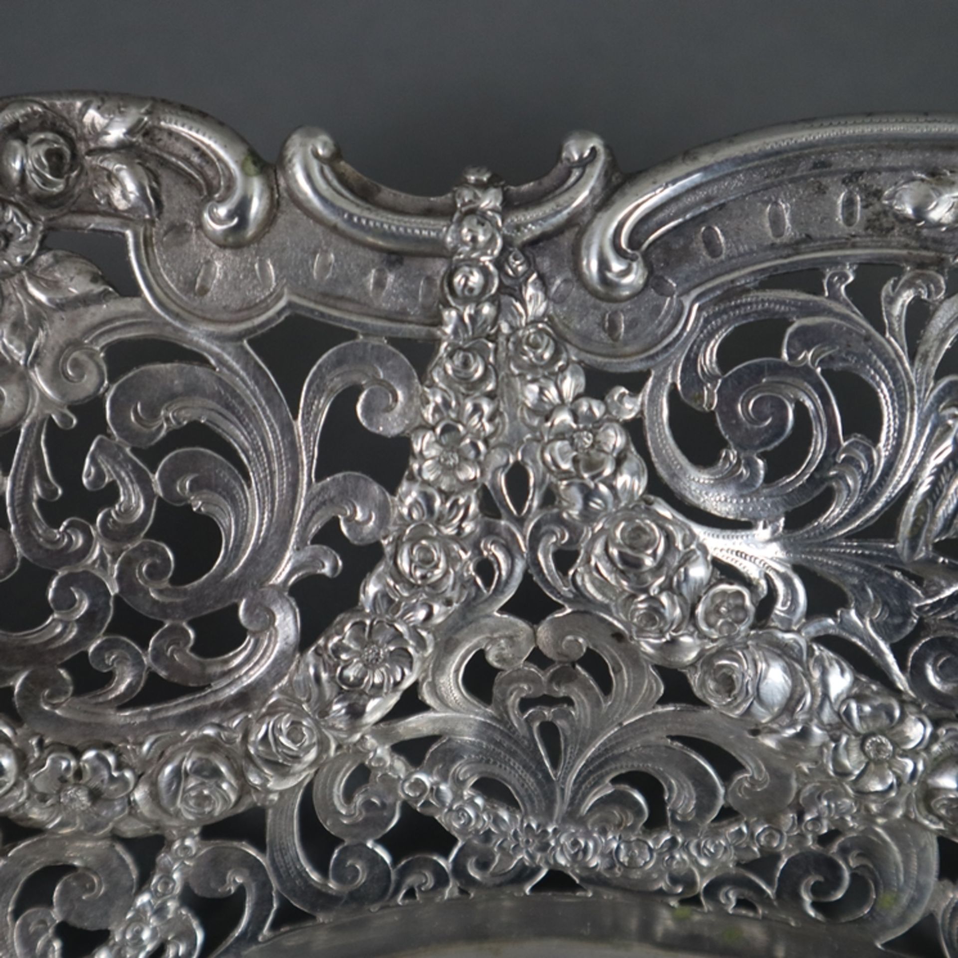 Üppig dekorierte Korbschale - deutsch, Silber 800/000, gestempelt, oval, geschweifte filigran durch - Bild 6 aus 10
