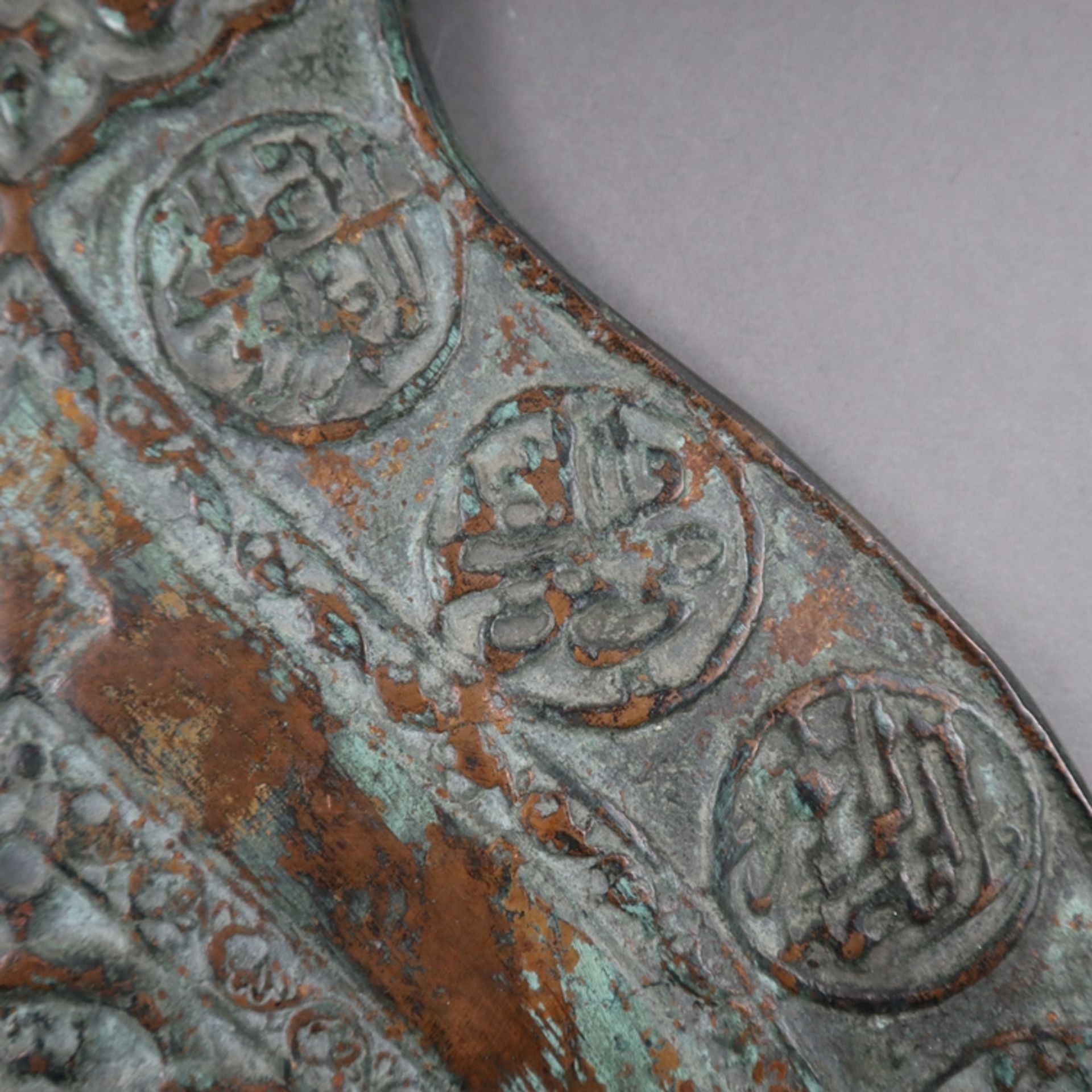 Safavidische Prozessionsstandarte "Alam" - Persien, 18. Jh. Eisen, Bronze, mit grüner Patina, Maße: - Image 6 of 11
