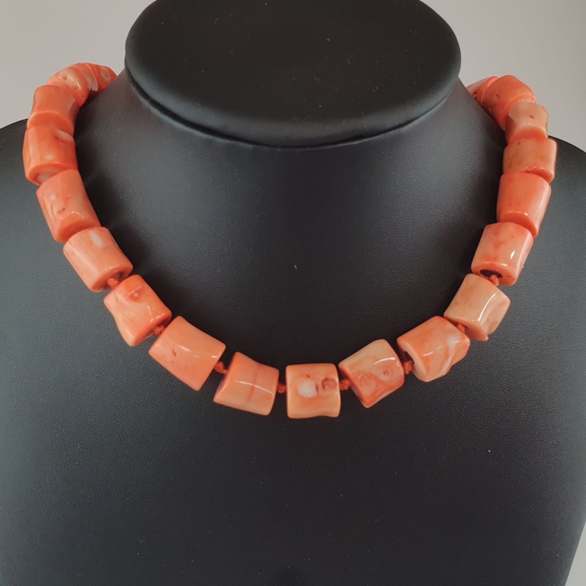 Korallenkette - Halskette aus 27 Korallen-Nuggets (L.ca. 13 bis 17 mm), in Einzelknotung, 925er-Sil