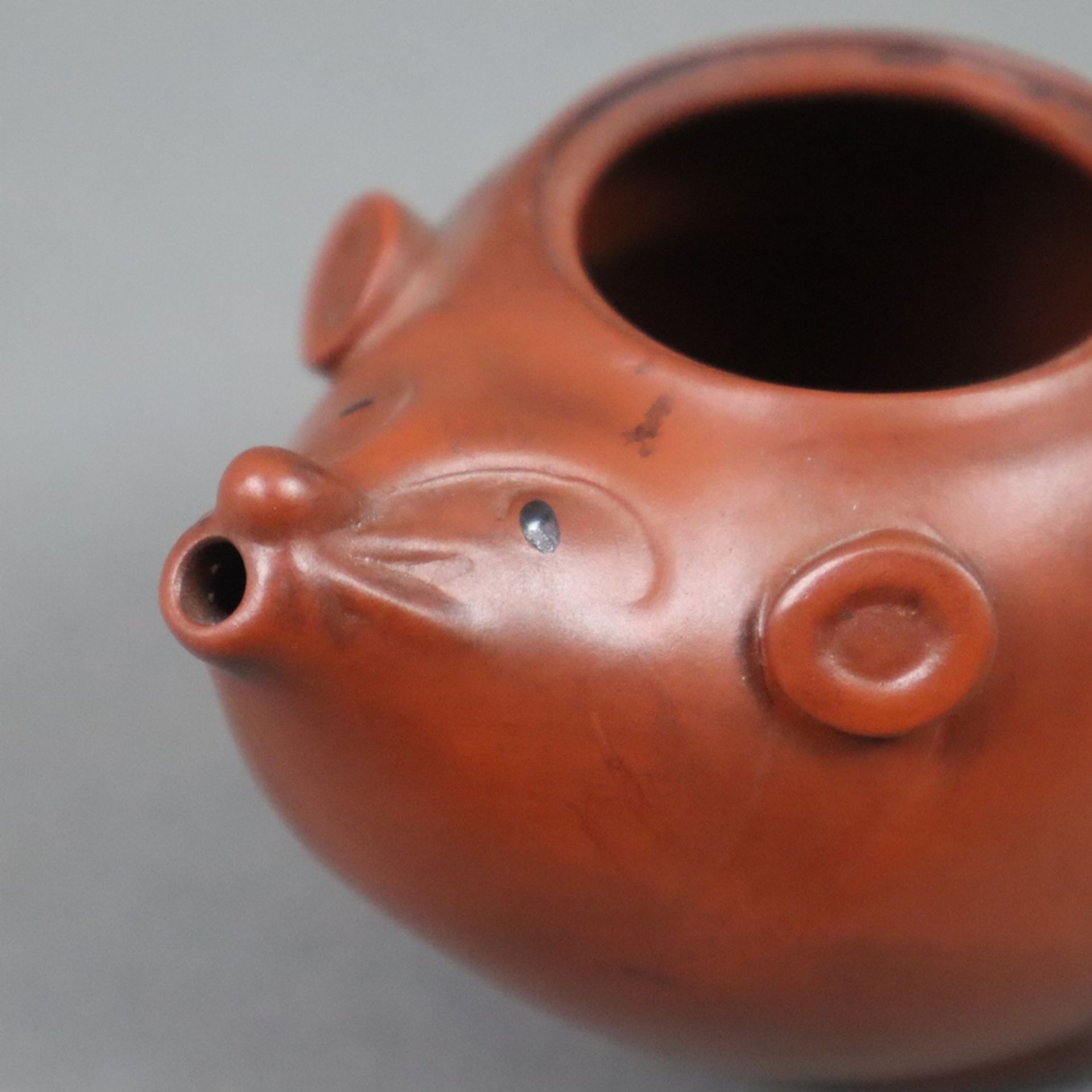 Teekännchen - China, Yixing-Keramik, Korpus in Gestalt einer Maus, wobei der Schwanz den Henkel bil - Bild 3 aus 6