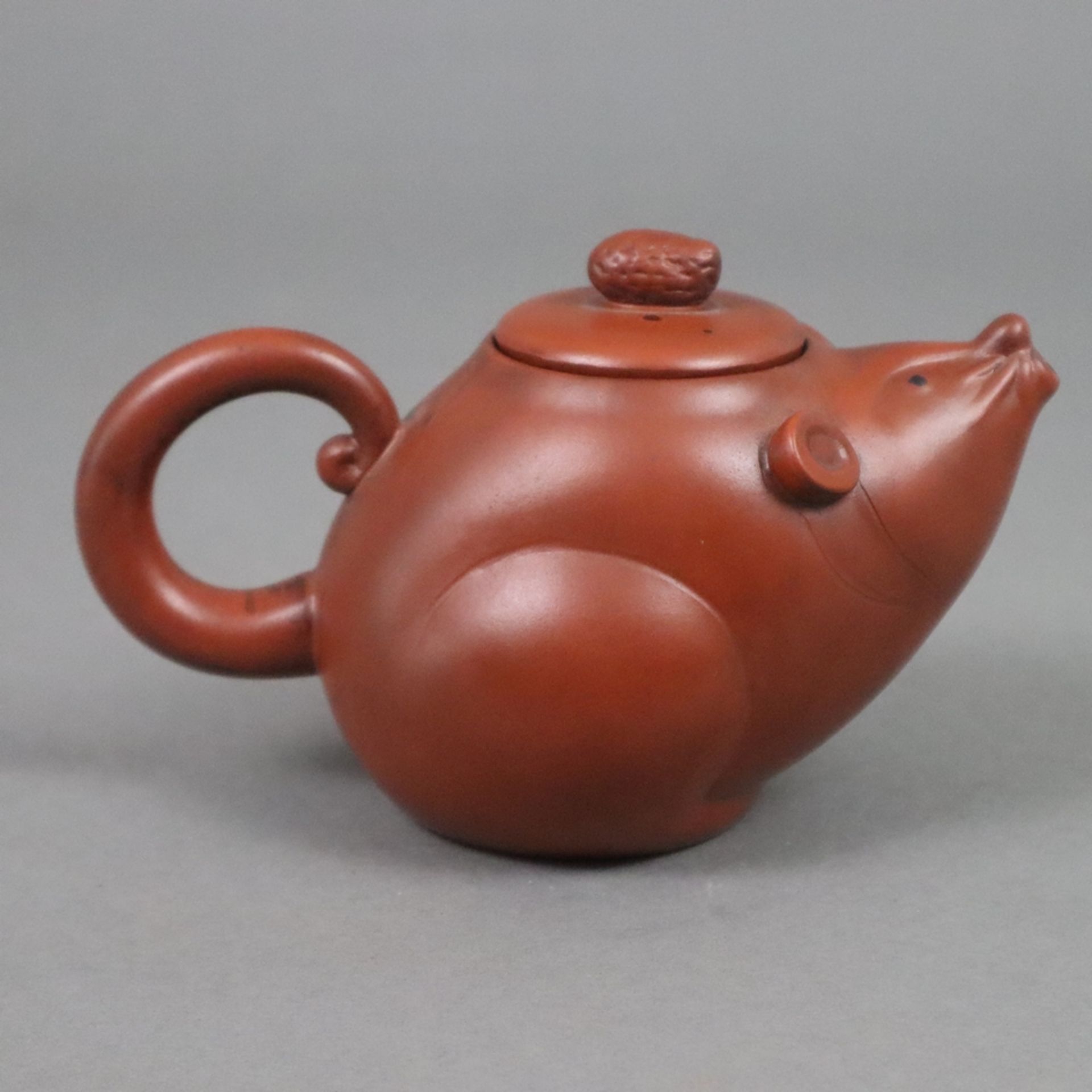 Teekännchen - China, Yixing-Keramik, Korpus in Gestalt einer Maus, wobei der Schwanz den Henkel bil - Bild 5 aus 6