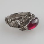 Antiker Silberring - Vorderer Orient, mit poliertem ovalem Rubincabochon besetzt, Ringkopf ca.15 x