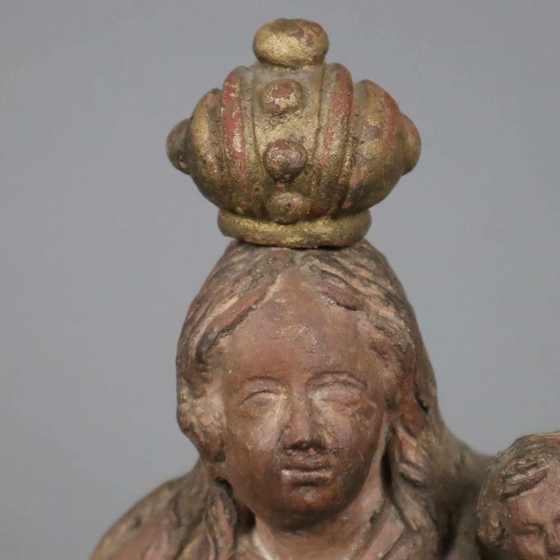 Wandfigur Madonna mit Kind - Keramik, rotfarbener Scherben, Reste der Gold- und Farbfassung, Darste - Image 3 of 8