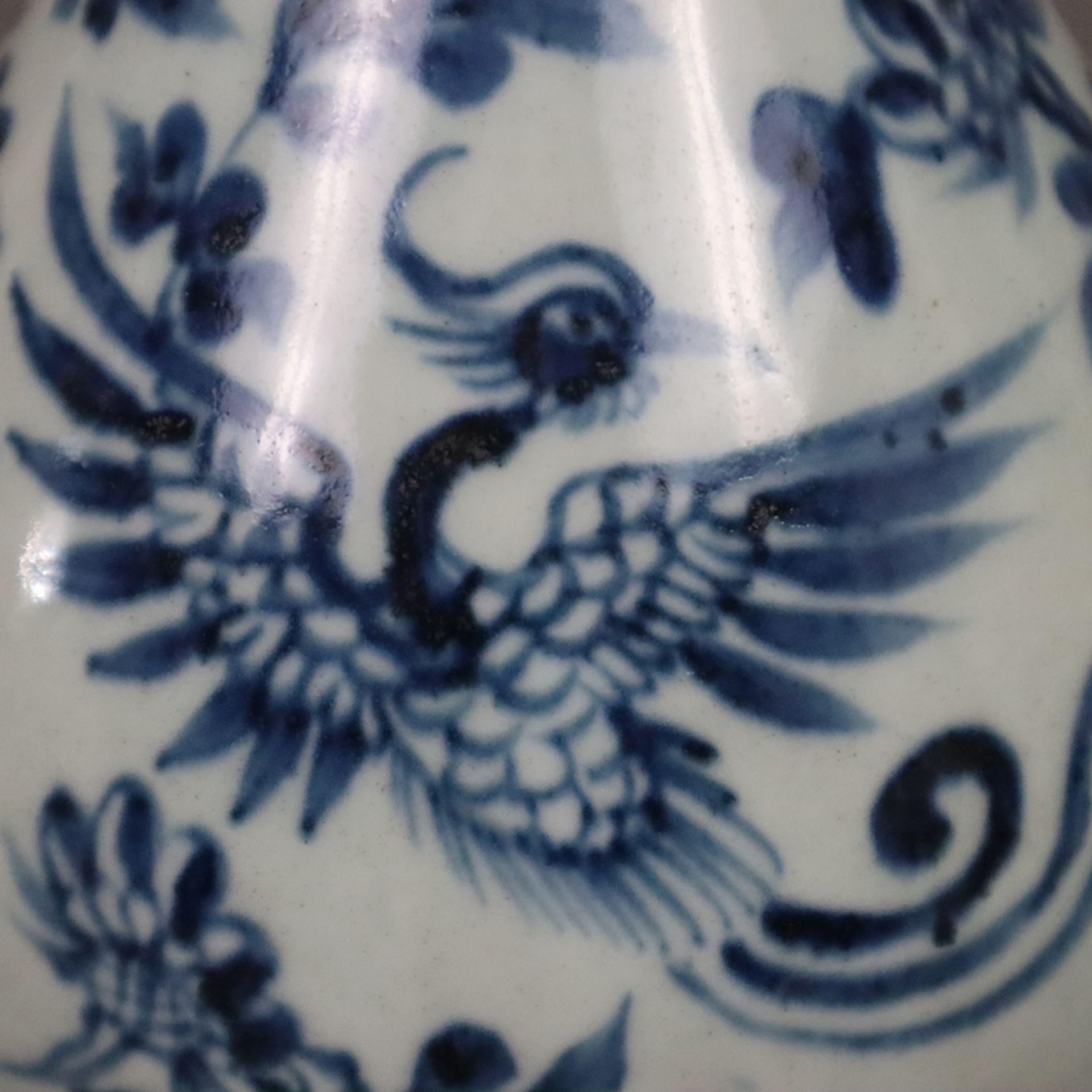 Blau-Weiß Flaschenvase - China, Qing-Dynastie, umlaufend unterglasurblauer Dekor mit Phönix-Motiven - Bild 5 aus 10