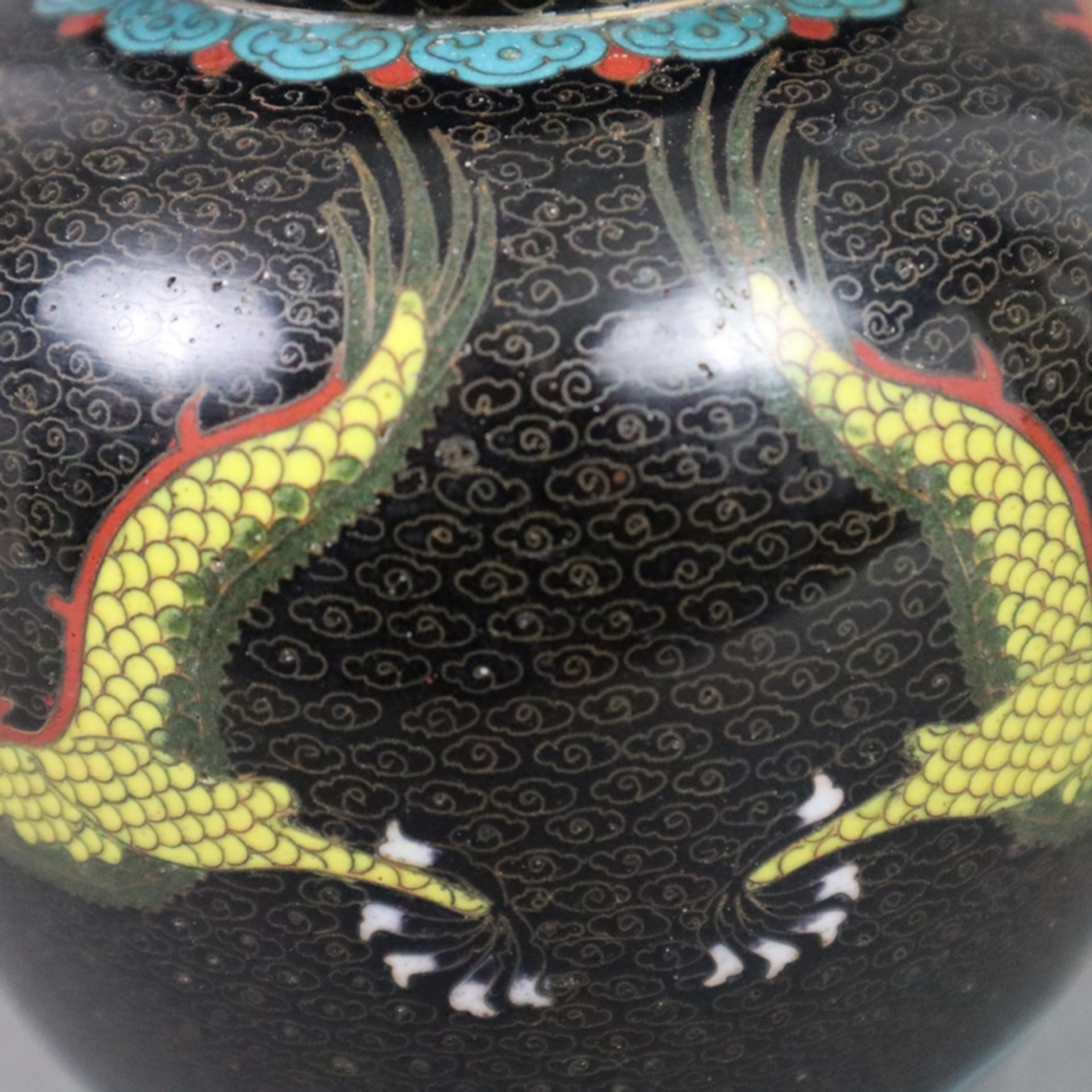 Cloisonné-Deckelvase mit Drachendekor - China, 20. Jh., Bronzelegierung, polychromes Email-Cloisonn - Bild 4 aus 7