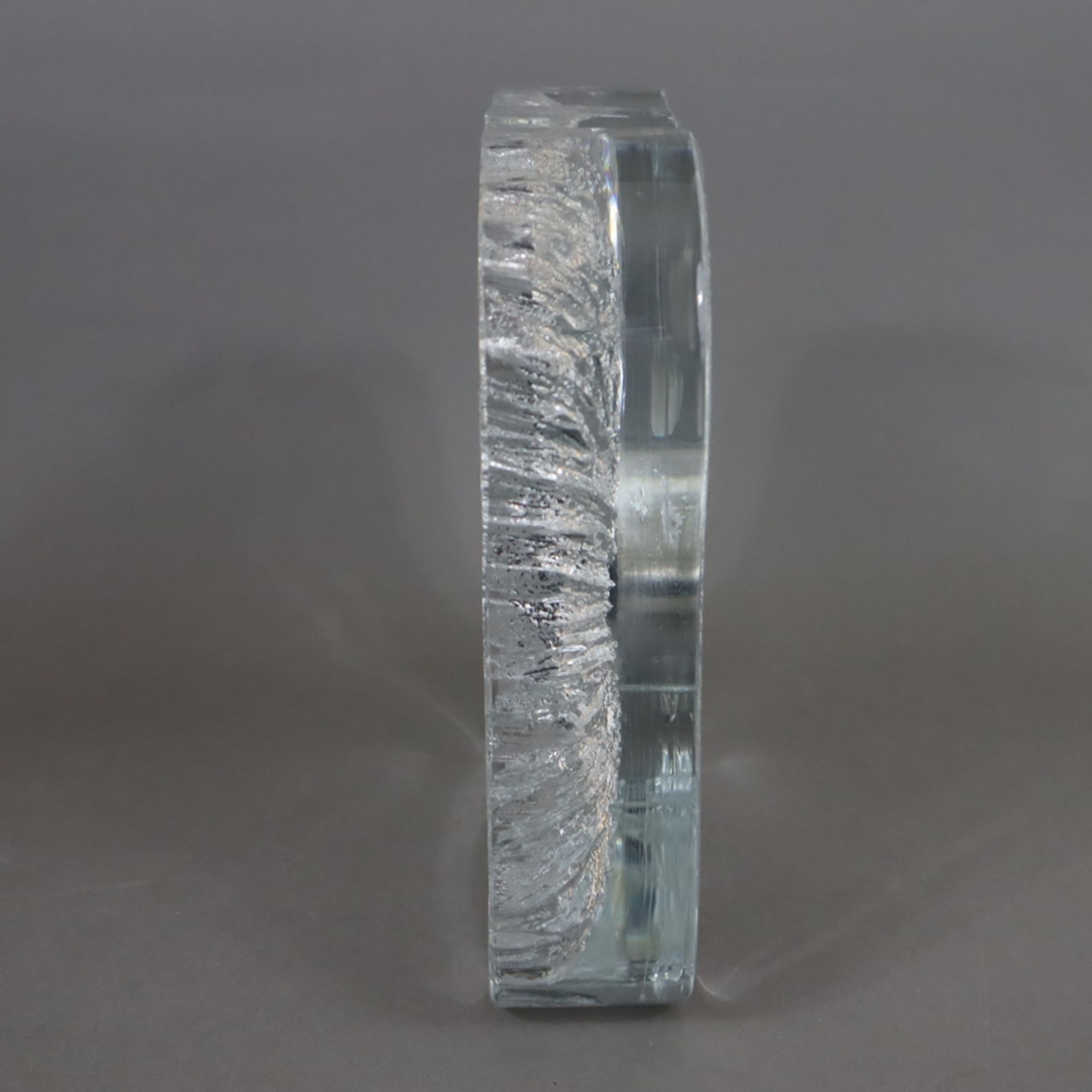 Glas-Tischuhr - Daum, Frankreich, 2.Hälfte 20.Jh., Quarzwerk, schweres Kristallglas-Gehäuse mit Rel - Image 9 of 9