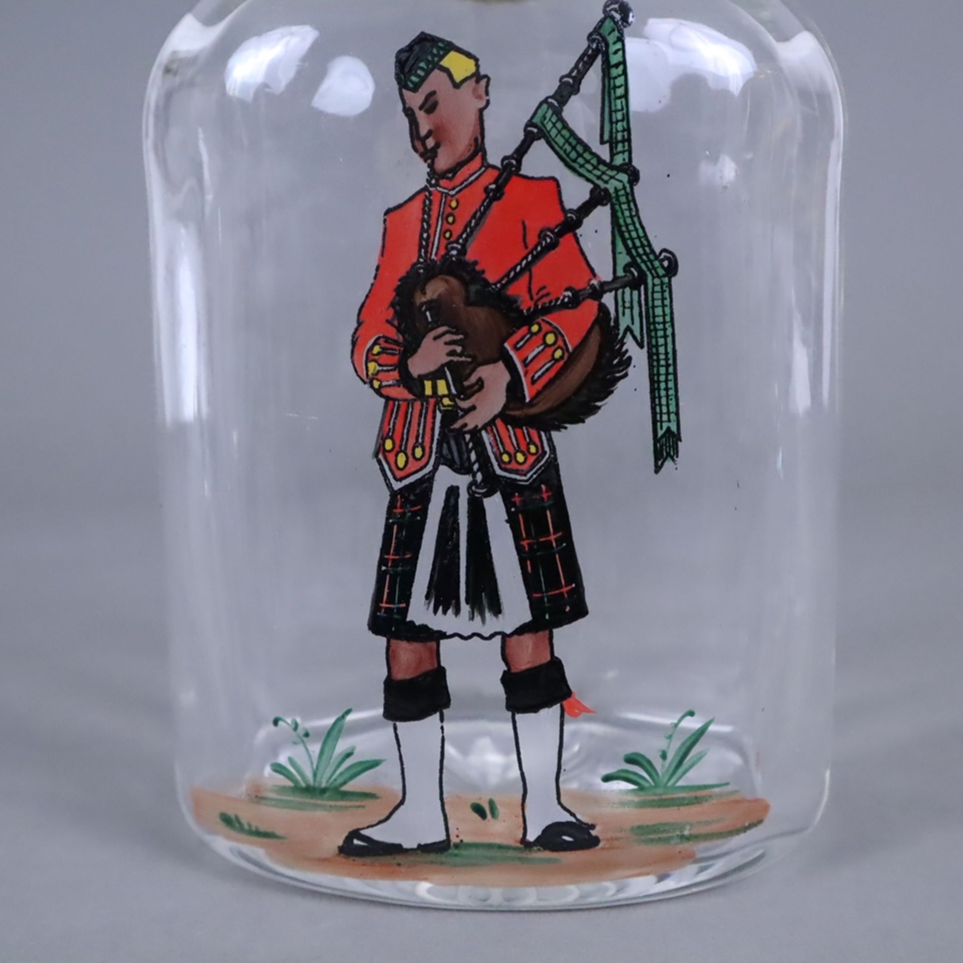Whiskykaraffe - farbloses Glas, Metallmontur, gestempelt "Austri", schauseitig polychrom bemalt mit - Image 4 of 5