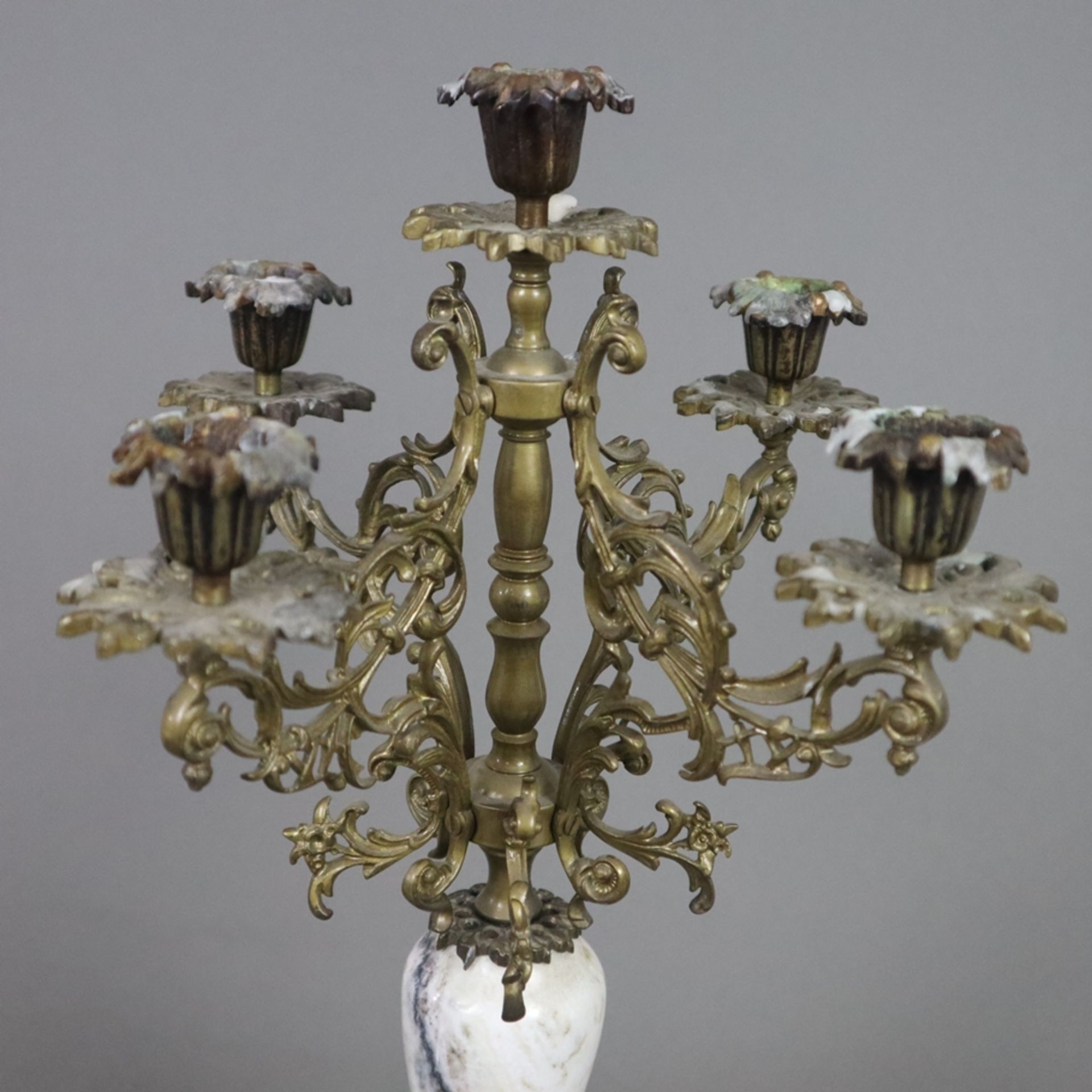 Ein Paar Girandolen - Bronze/ Metall/ geäderter Marmor, vierfüßiger, gestufter Sockel, mittig Marmo - Bild 2 aus 7