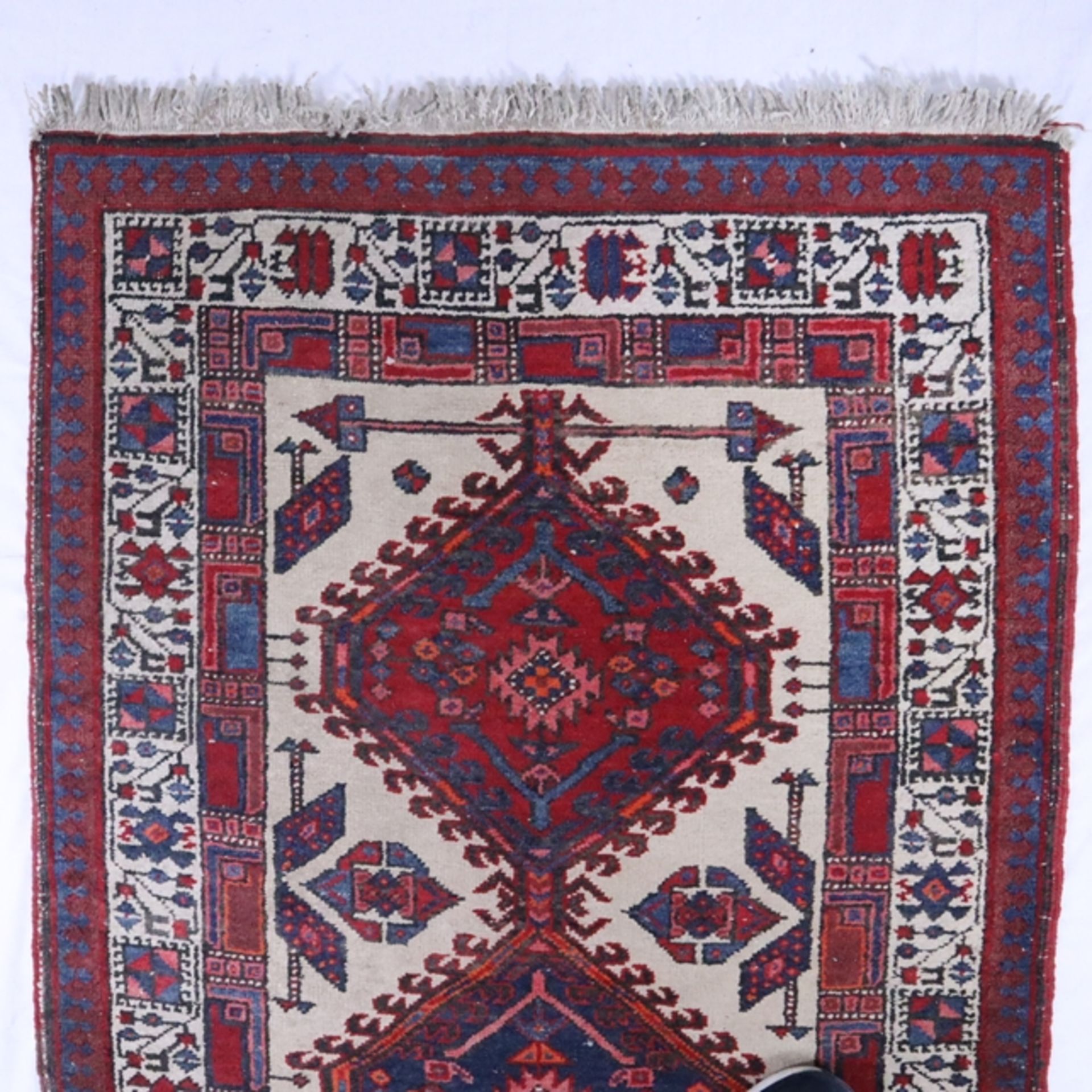 Hamadan - Wolle auf Baumwolle, rot/blau//weiß, Mittelfeld mit drei Medaillons, Gebrauchsspuren, tei - Bild 2 aus 7