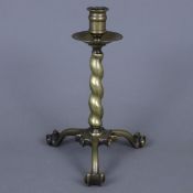 Messingleuchter - um 1900, gewundener Schaft über dreibeinigem geschwungenem Stand, H.ca 23 cm, Dm.