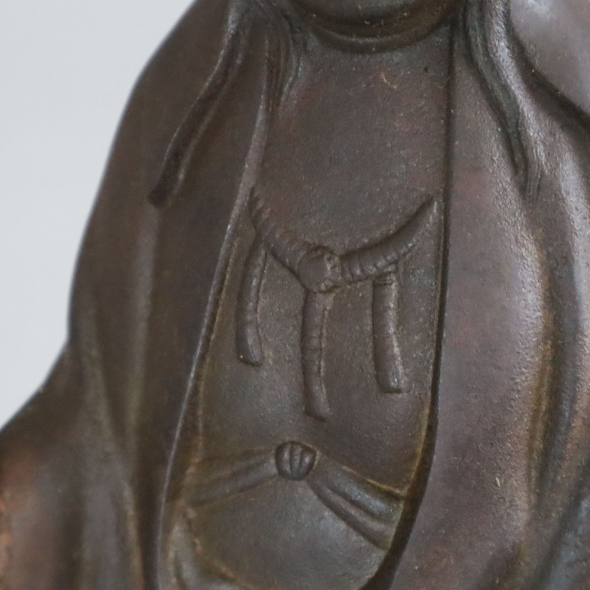 Guanyin-Figur - China, Eisenguss, Rostpatina, stehende Darstellung als androgyner Bodhisattva des M - Image 4 of 10