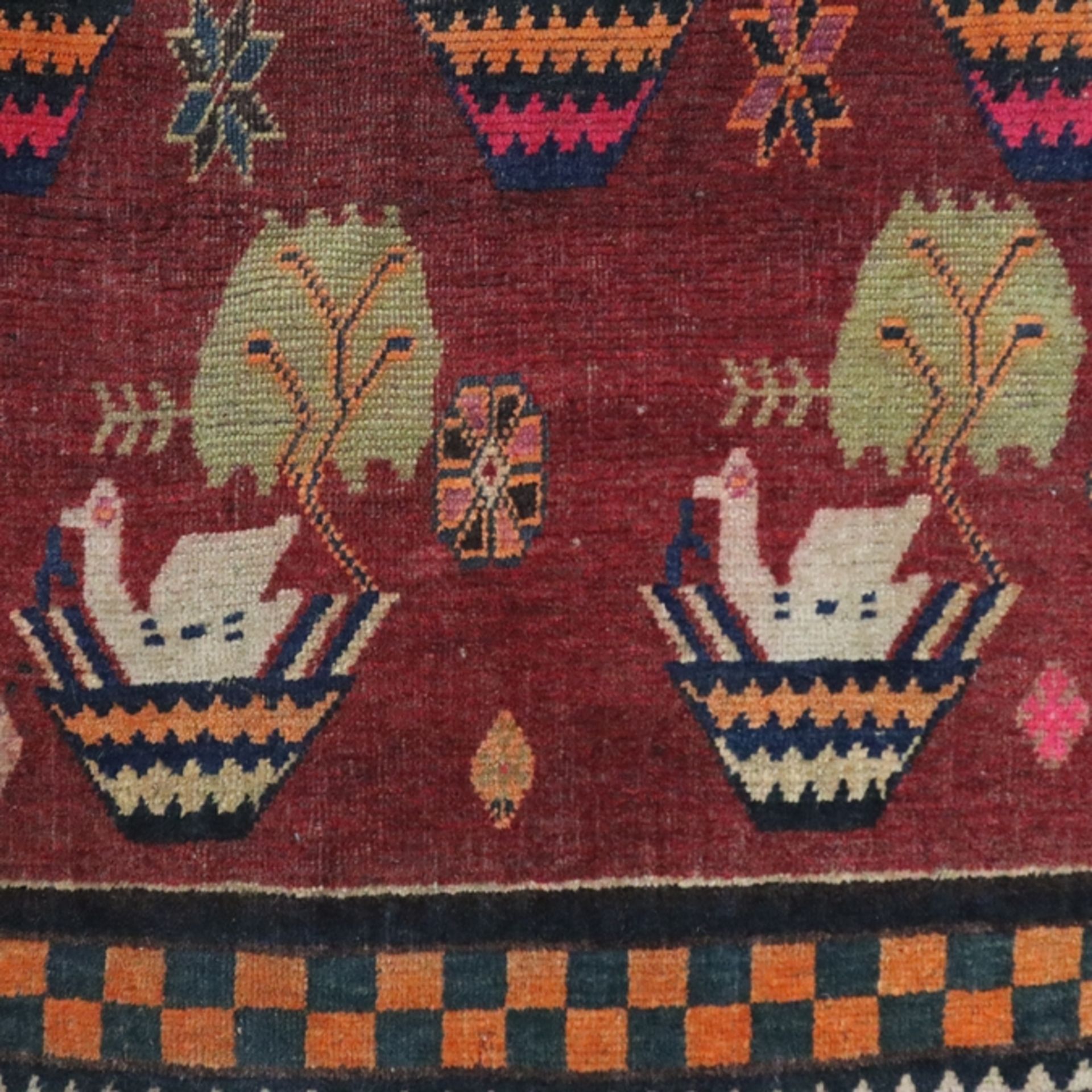 Teppich - wohl Kaukasus, Wolle, Pflanzenfarben, Vogelmuster, Rand mit Schachbrettmuster, Gebrauchss - Image 3 of 10
