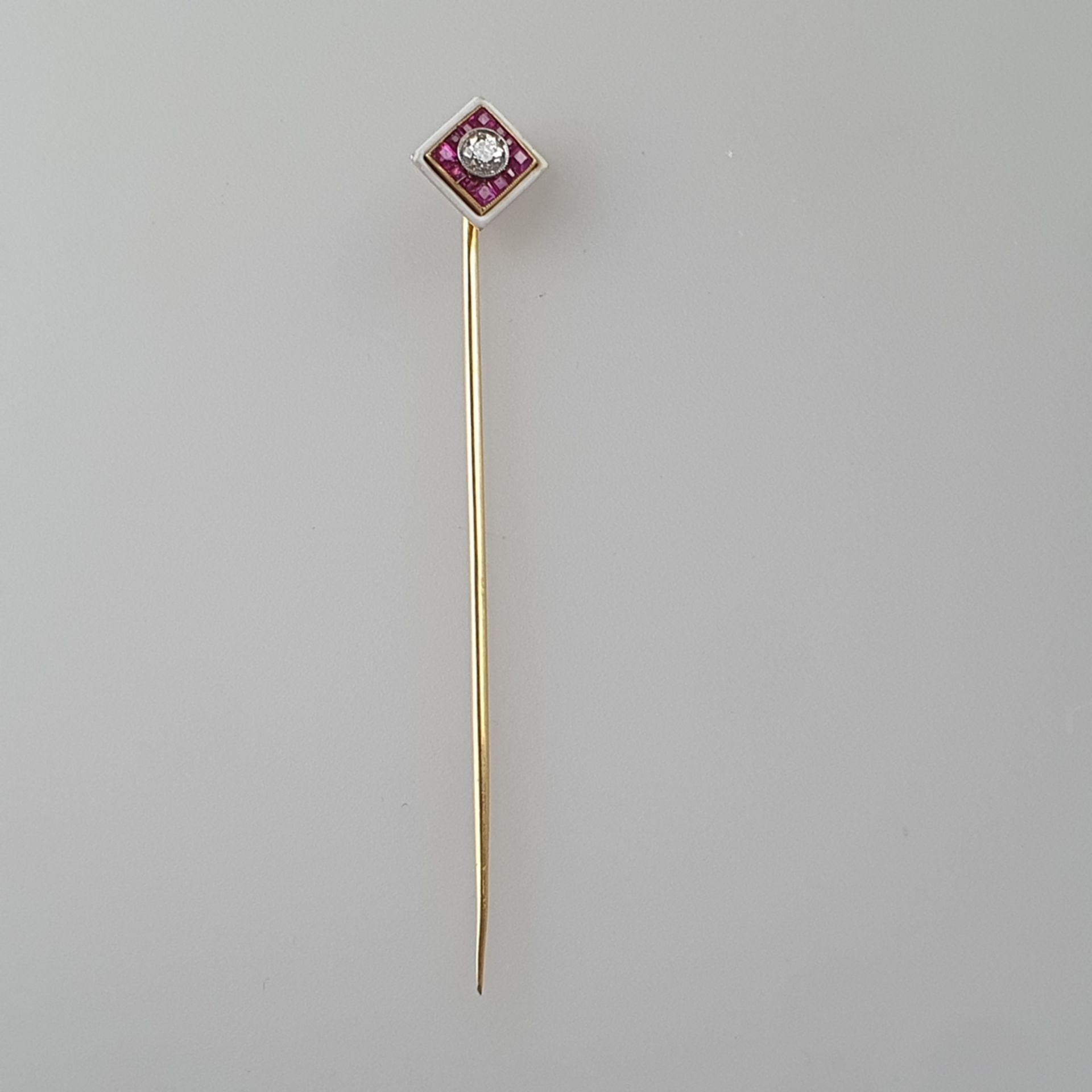 Emaillierte Krawattennadel mit Diamantsolitär - 14 Kt.-Gelbgold (585/000), rautenförmiger Kopf mitt - Bild 2 aus 6