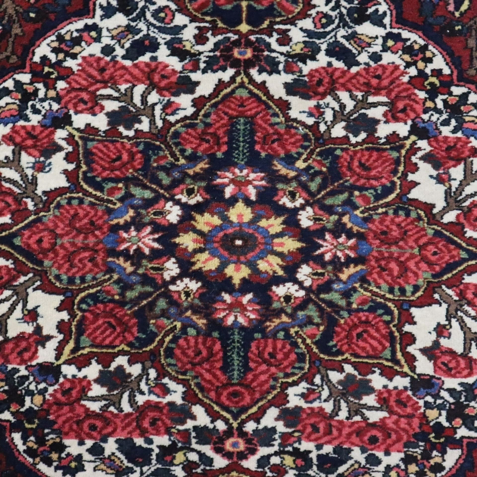 Orientteppich - 20. Jh., Wolle, floral und ornamental gemustert, Fransen an Kurzseiten, ca. 218 x 1 - Bild 3 aus 7