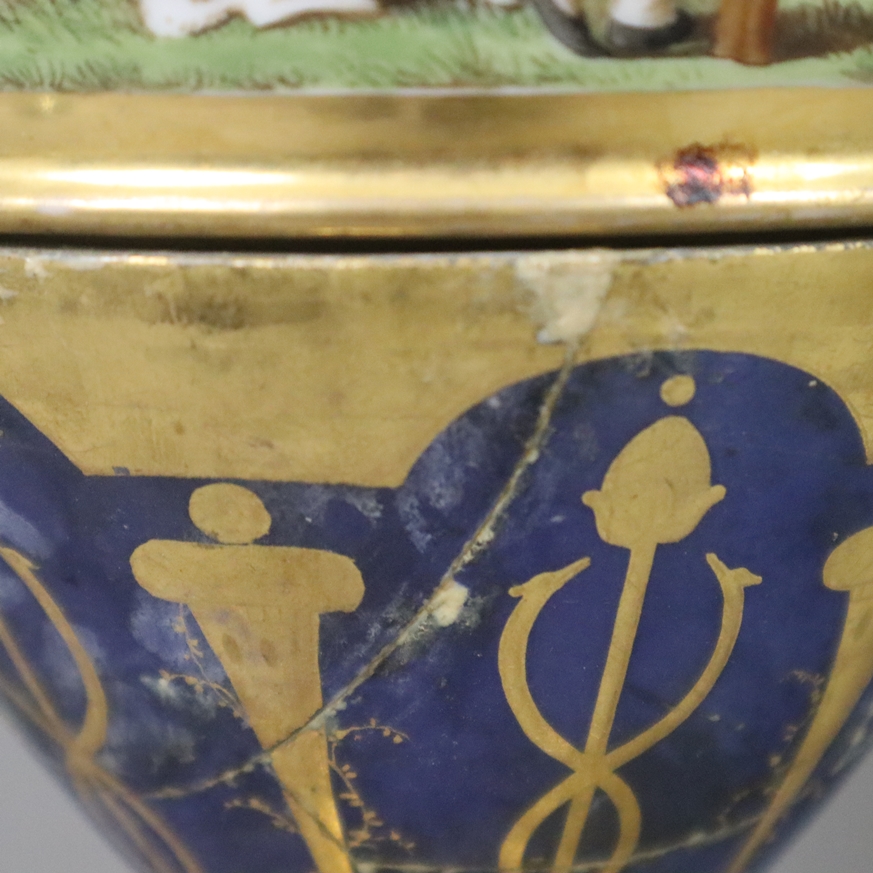 Ein Paar prunkvolle Empire-Vasen mit Jagdszenen - Frankreich, 1. H. 19. Jh., Porzellan, matt- und g - Image 12 of 24