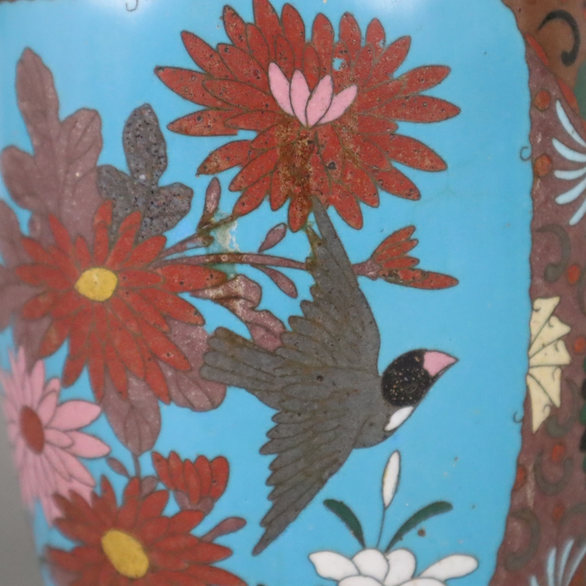 Cloisonné-Vase - Japan, späte Edo-Zeit, leicht gebauchte Balusterform, abgerundete Schulter mit ver - Image 7 of 9