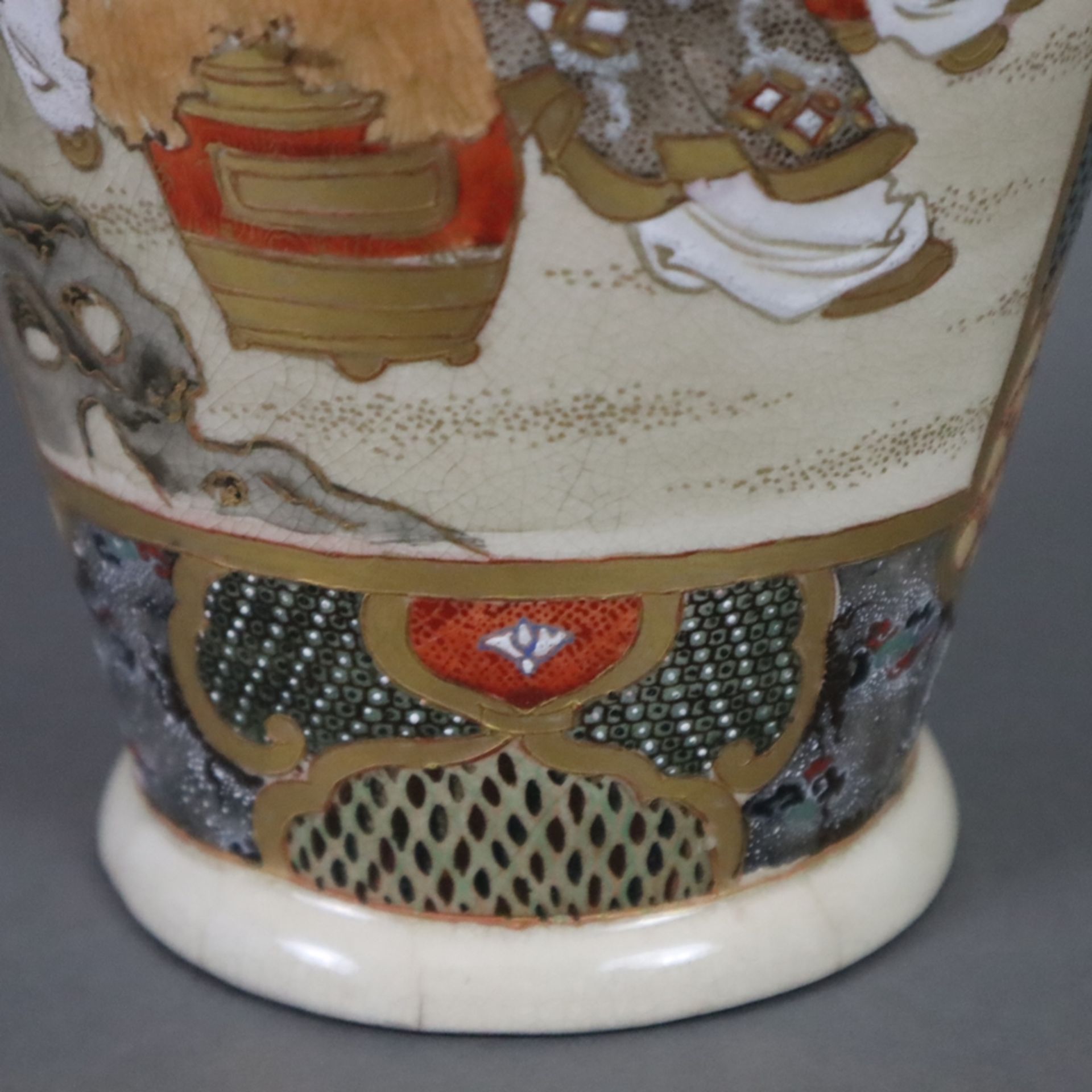 Satsuma-Vase mit Szenen aus dem alten Japan - Japan, Meiji-/Taishō-Zeit, elfenbeinfarbener Scherben - Bild 10 aus 12