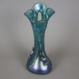 Jugendstil-Vase - Glas, teils irisierte Oberfläche, organische Form mit gewelltem, dreifach durchbr