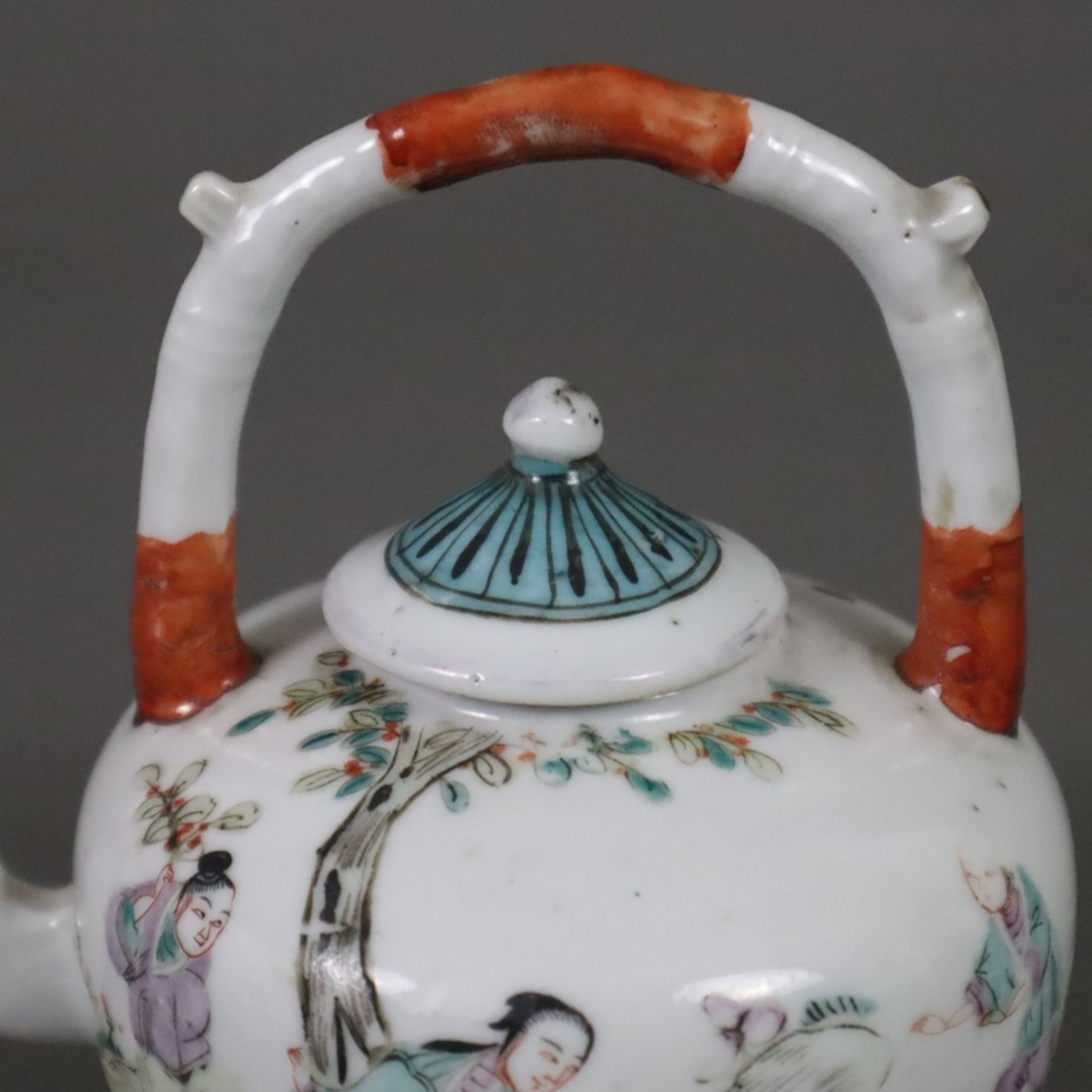 Teekännchen - China, Porzellan, gedrückte Kugelwandung mit Zentralhenkel, umlaufender Dekor in den  - Bild 2 aus 11