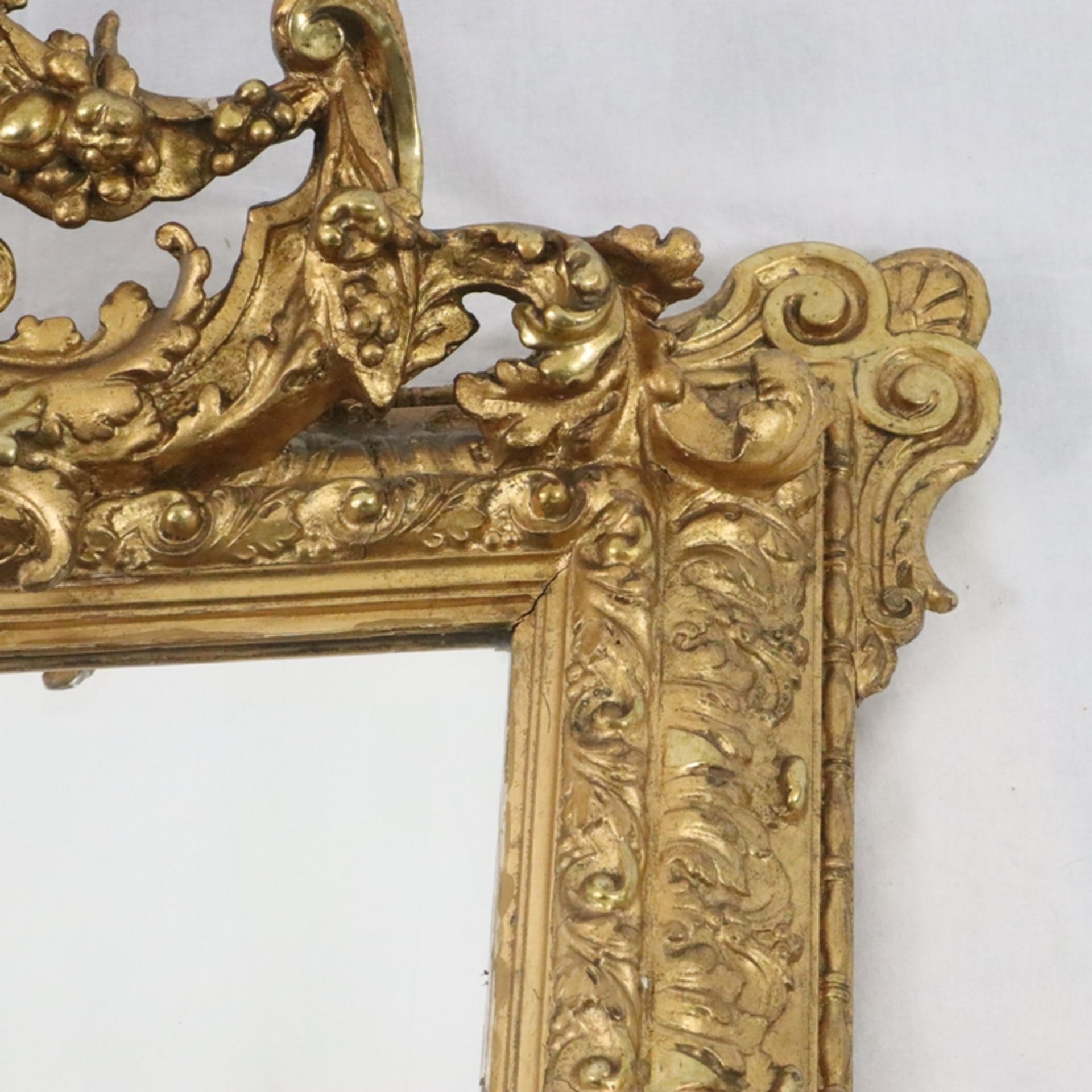 Wandspiegel - Trapezform, goldgefasster Stuckrahmen mit reichem Reliefdekor, Vasenbekrönung mit dur - Bild 3 aus 8