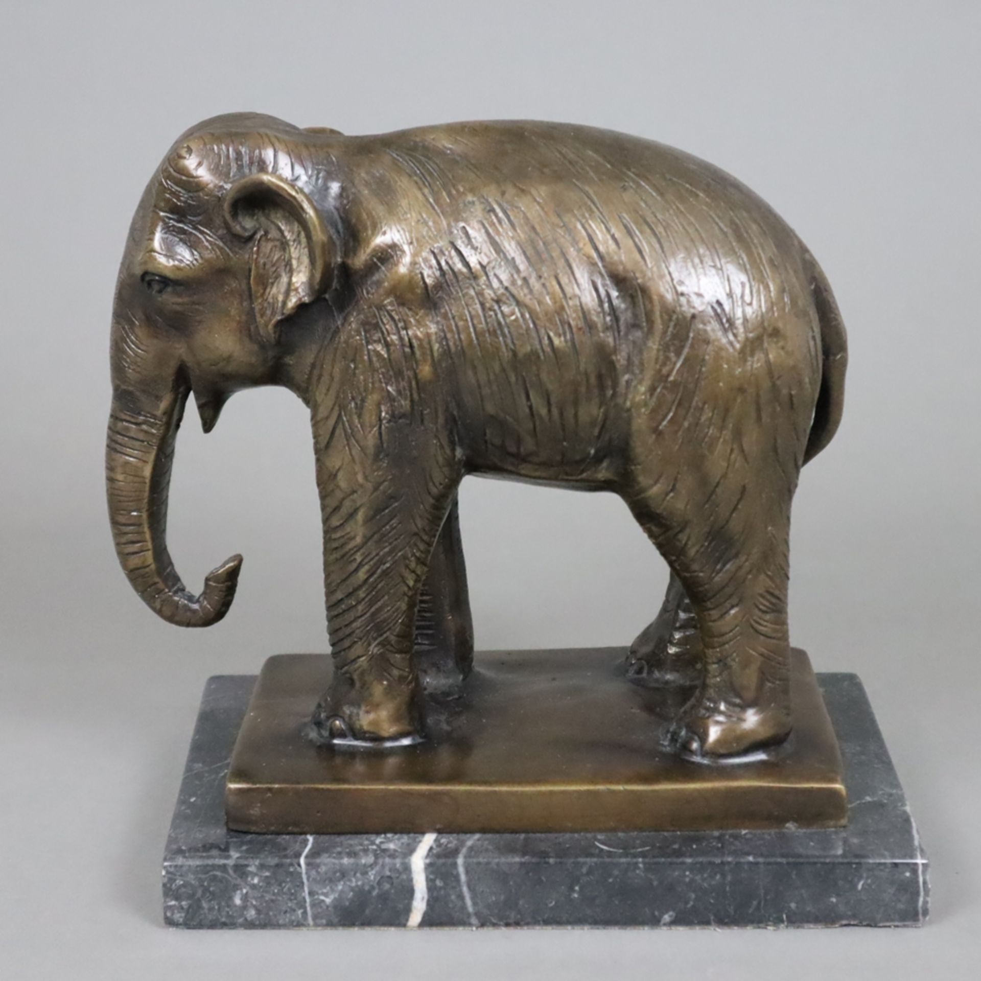 Tierfigur "Stehender Elefant" - Bronze, braun patiniert, naturalistische Darstellung auf rechteckig - Bild 3 aus 6