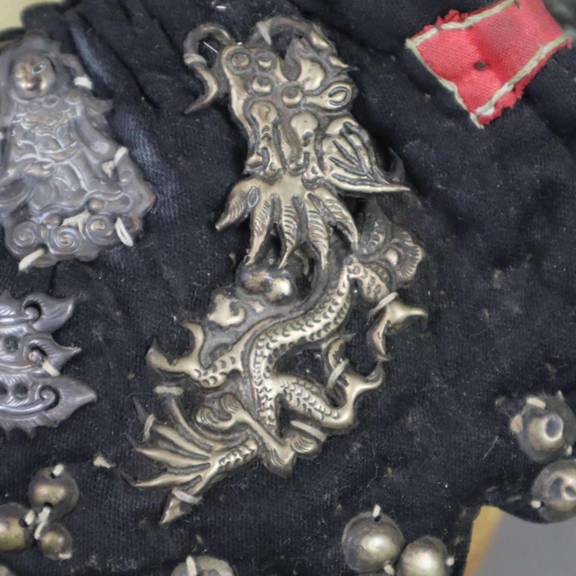 Chinesische Kindermütze und Halsband- China, späte Qing-Dynastie, 19.Jh., Baumwollstoff sowie Seide - Image 6 of 12