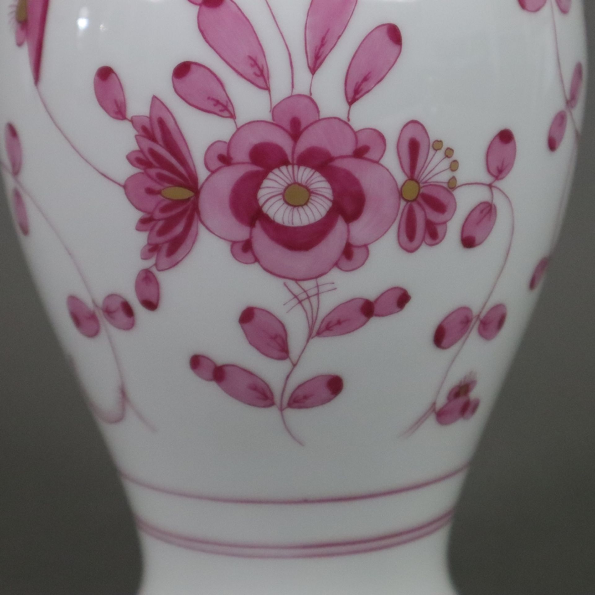 Vase - Meissen, 20. Jh., Indische Malerei in Purpur, Goldakzente, Porzellan, Form "Neuer Ausschnitt - Bild 4 aus 7