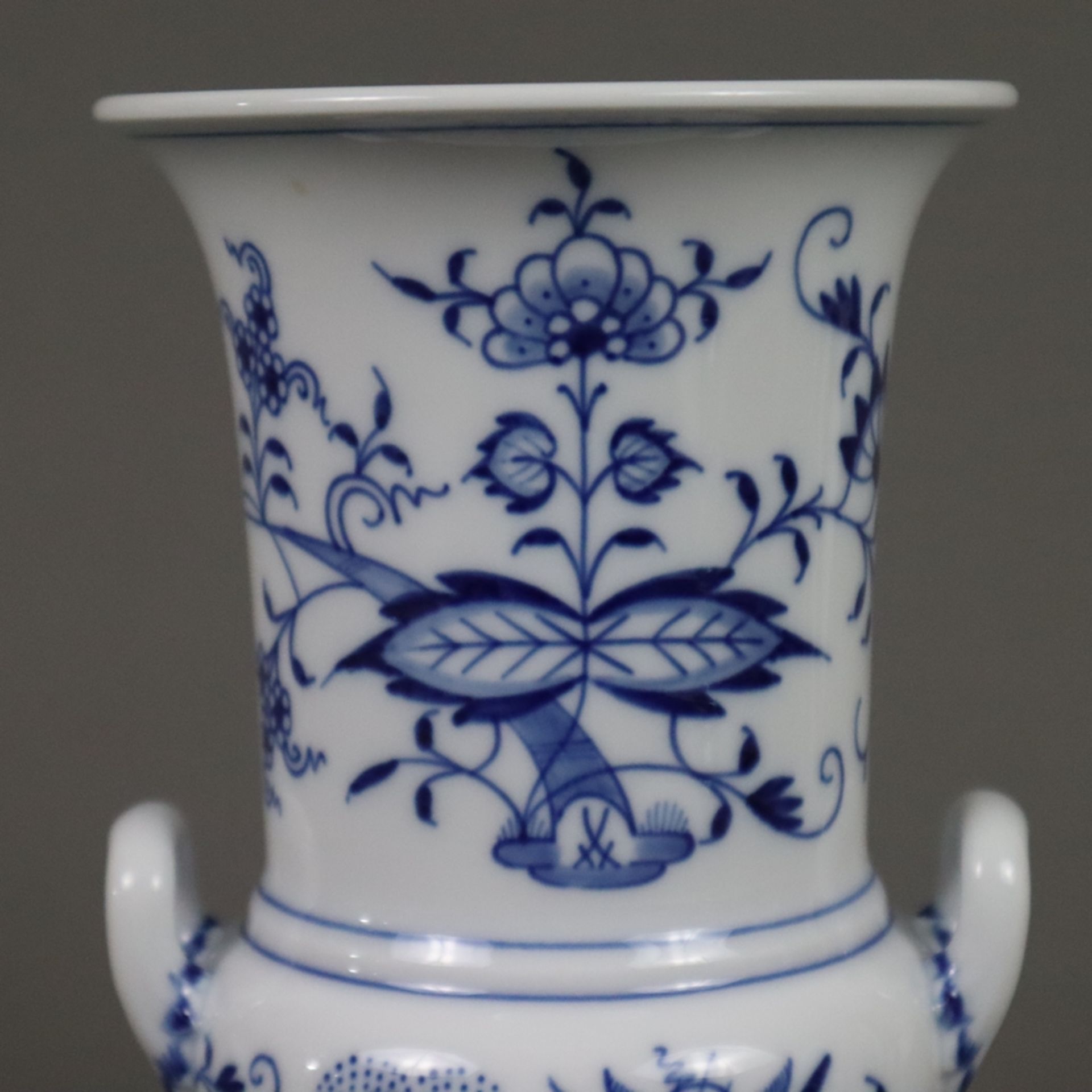 Henkelvase - Meissen, Porzellan, unterglasurblaues Zwiebelmuster, Kelchkraterform mit zwei Henkeln, - Bild 3 aus 9