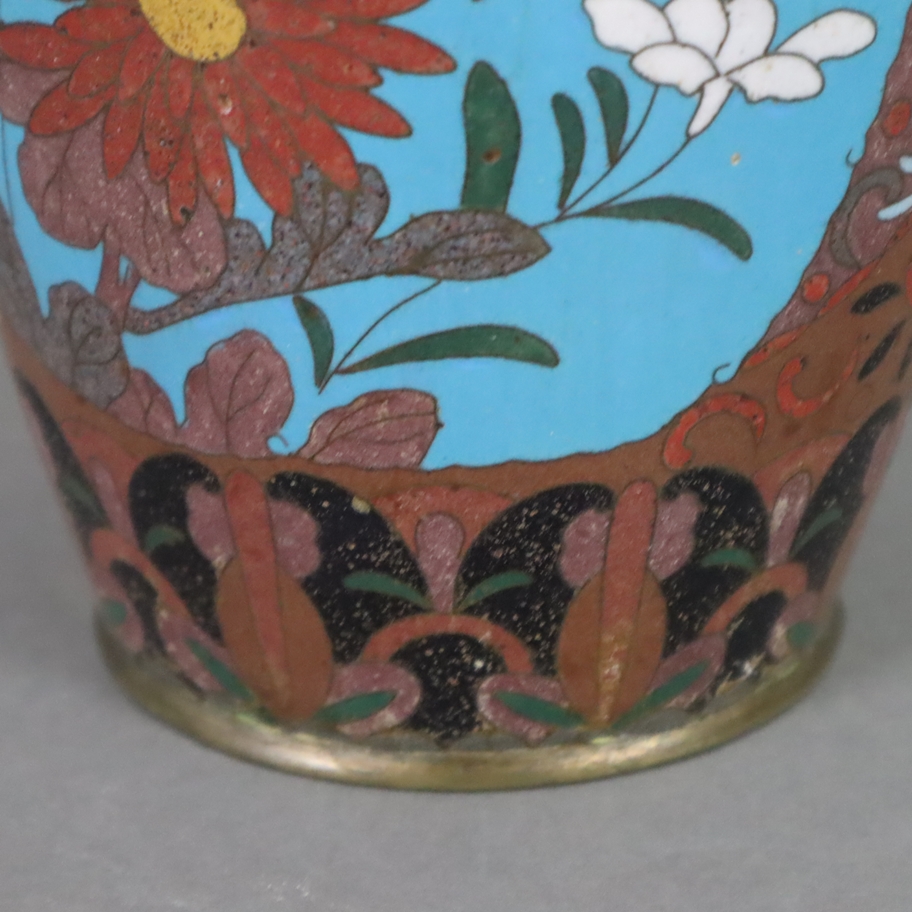 Cloisonné-Vase - Japan, späte Edo-Zeit, leicht gebauchte Balusterform, abgerundete Schulter mit ver - Image 8 of 9