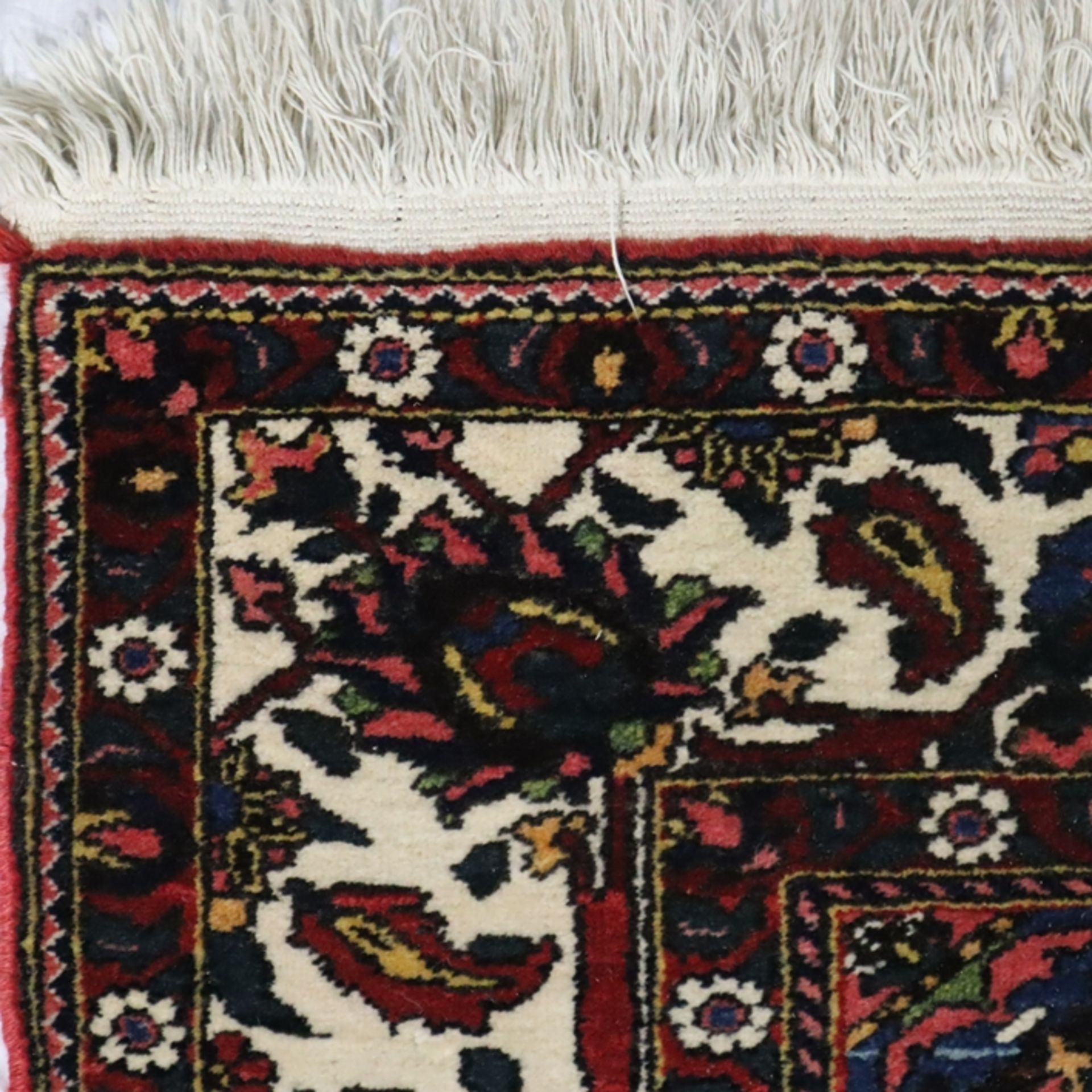 Orientteppich - 20. Jh., Wolle, floral und ornamental gemustert, Fransen an Kurzseiten, ca. 218 x 1 - Bild 6 aus 7