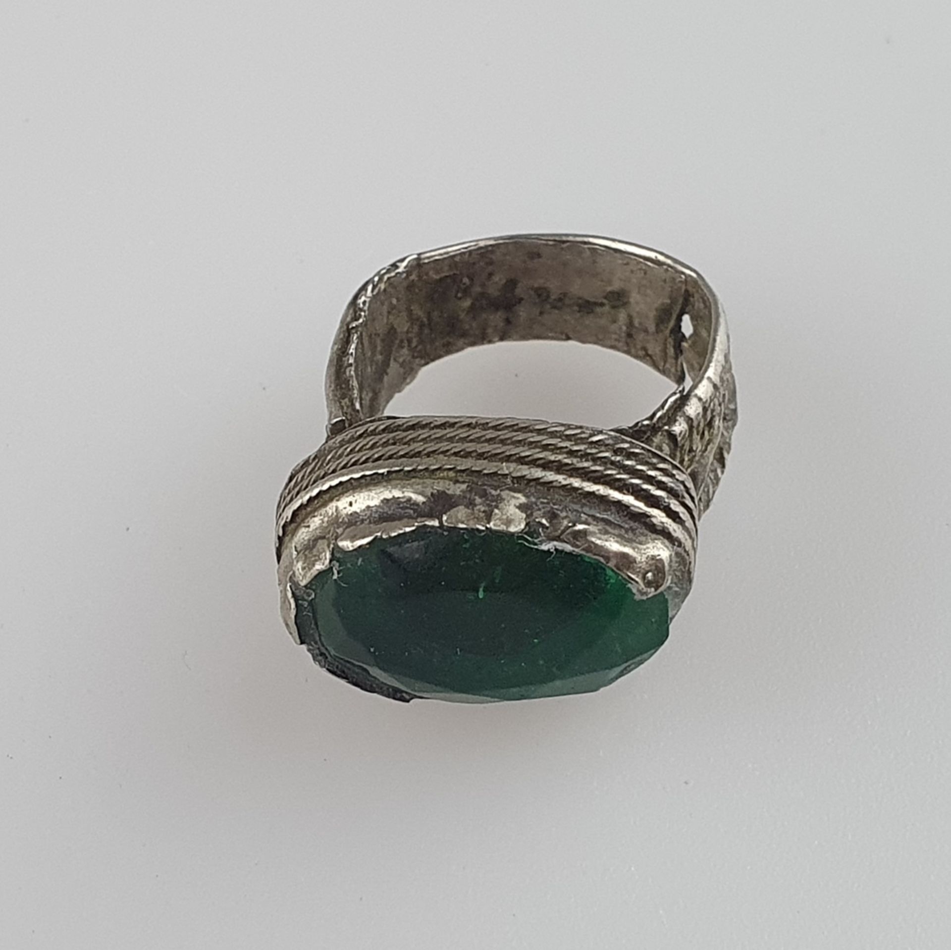 Silberring - mit facettiertem Smaragd besetzt, Ringkopf ca.17 x 12 mm, ca. 5,6g, Ringschiene verzog - Image 4 of 6