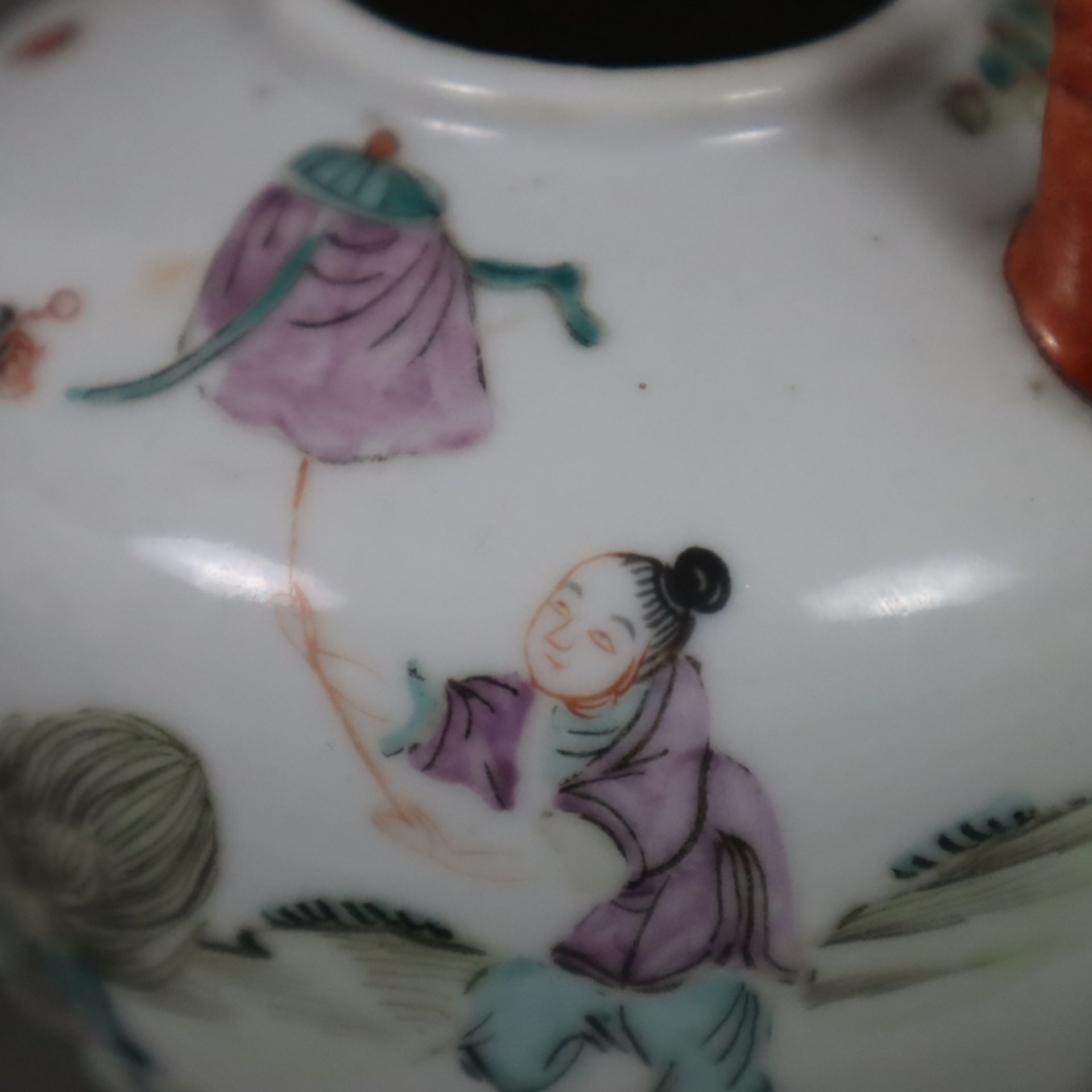 Teekännchen - China, Porzellan, gedrückte Kugelwandung mit Zentralhenkel, umlaufender Dekor in den  - Bild 10 aus 11