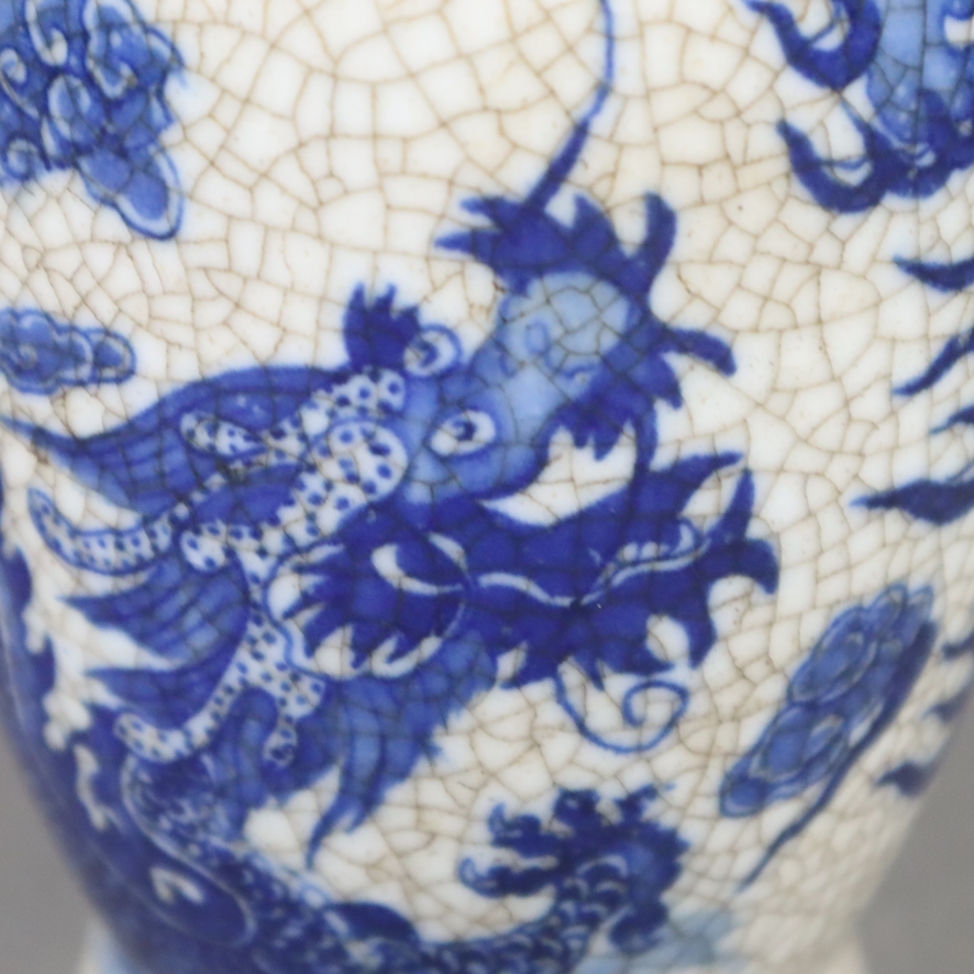 Balustervase - China, gräuliche „Guan“-Glasur mit ausgeprägtem Craquelé, schauseitig fünfklauiger D - Image 2 of 6