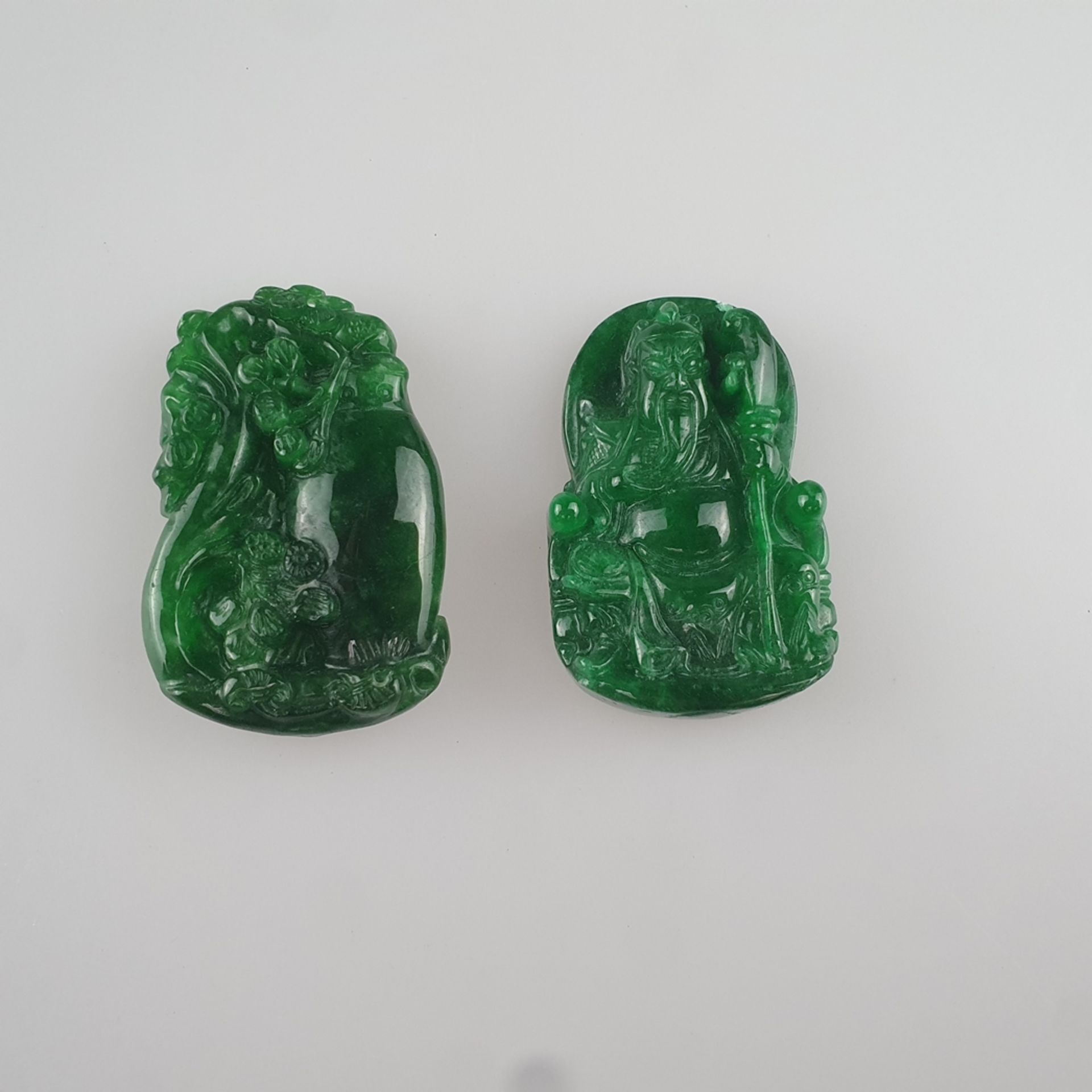 Zwei Jadeplaketten - China, filigran geschnitzte Jade, fein poliert, 1x Darstellung des thronenden 
