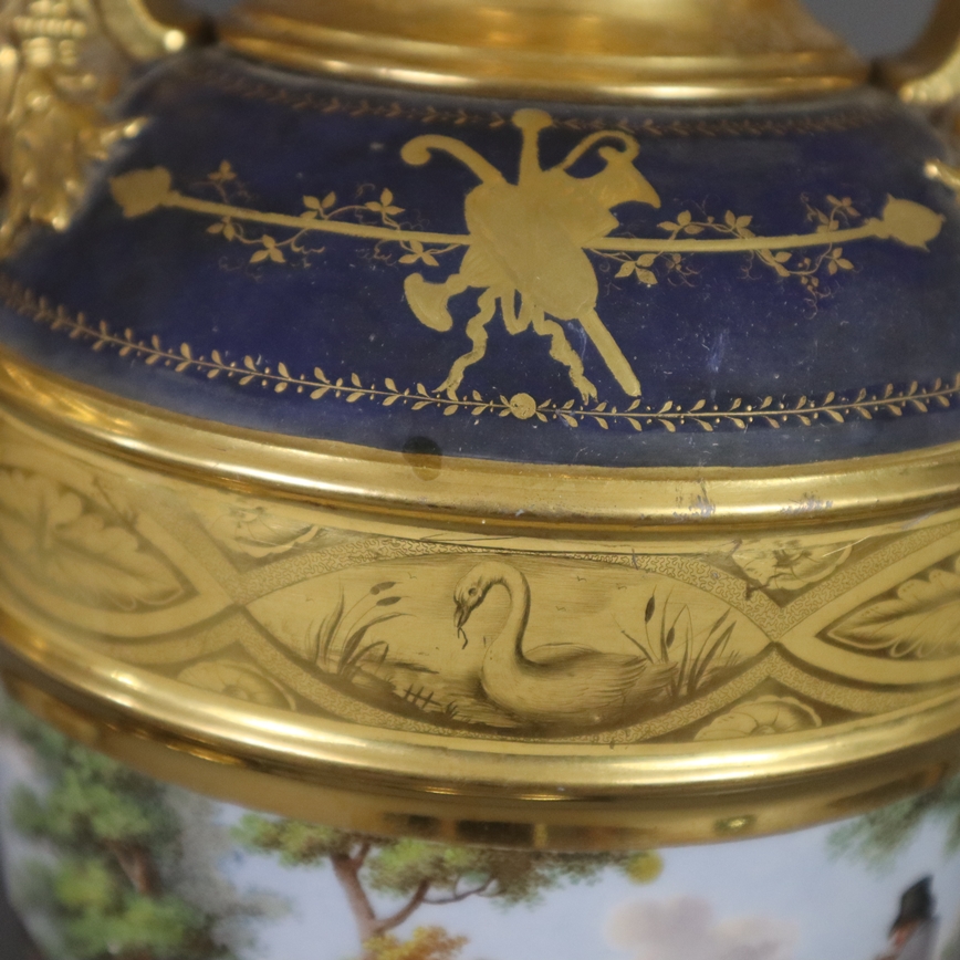 Ein Paar prunkvolle Empire-Vasen mit Jagdszenen - Frankreich, 1. H. 19. Jh., Porzellan, matt- und g - Image 4 of 24