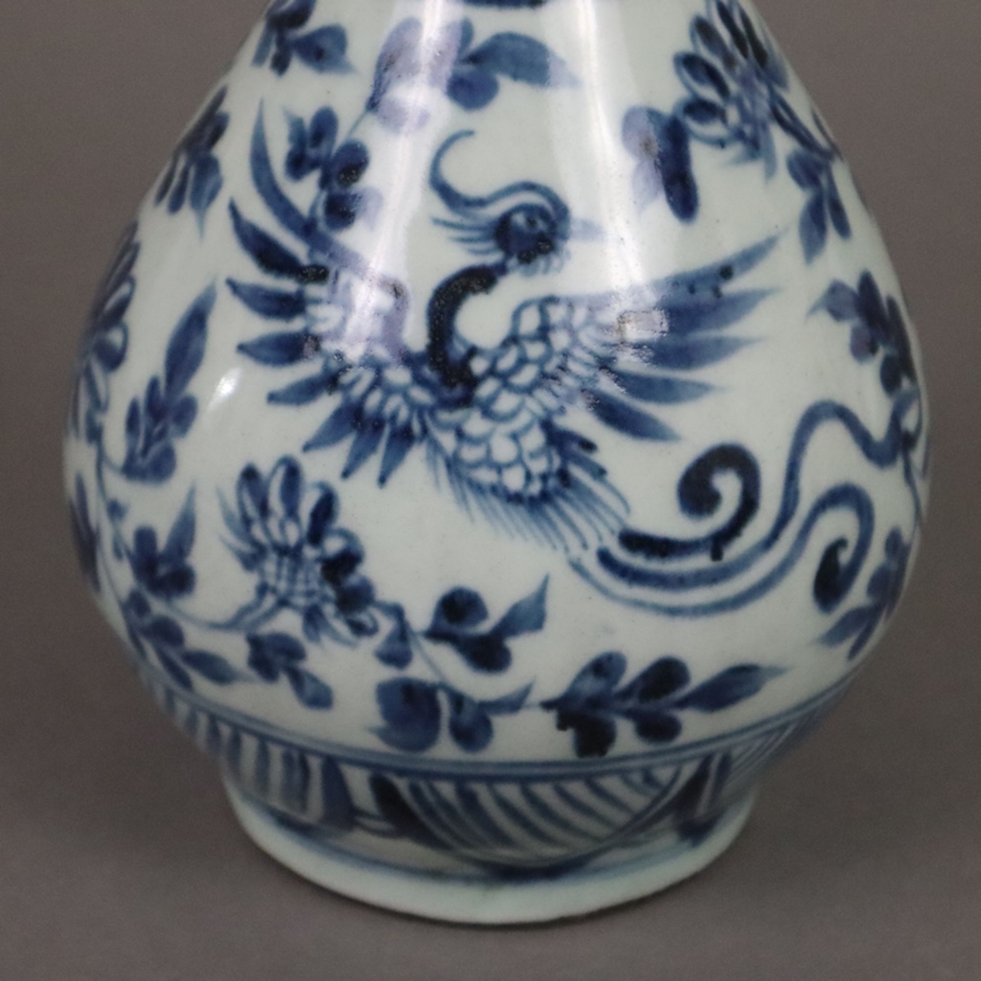 Blau-Weiß Flaschenvase - China, Qing-Dynastie, umlaufend unterglasurblauer Dekor mit Phönix-Motiven - Bild 4 aus 10