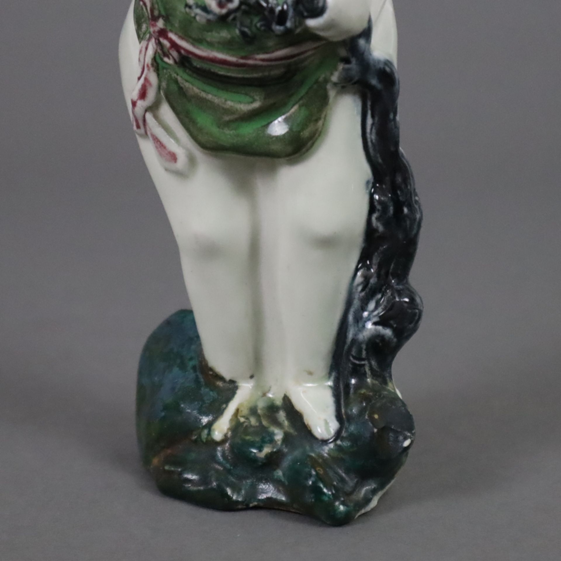 Wandvase in Knabengestalt - China, 19./20.Jh., Porzellan, polychrom staffiert, ca.21,5 x 7 x 6,5 cm - Bild 5 aus 7