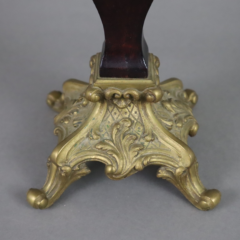 Ein Paar Kaminleuchter - um 1900, Bronzelegierung bzw. schwerer Gelbguss vergoldet, geschweifter ve - Image 6 of 6